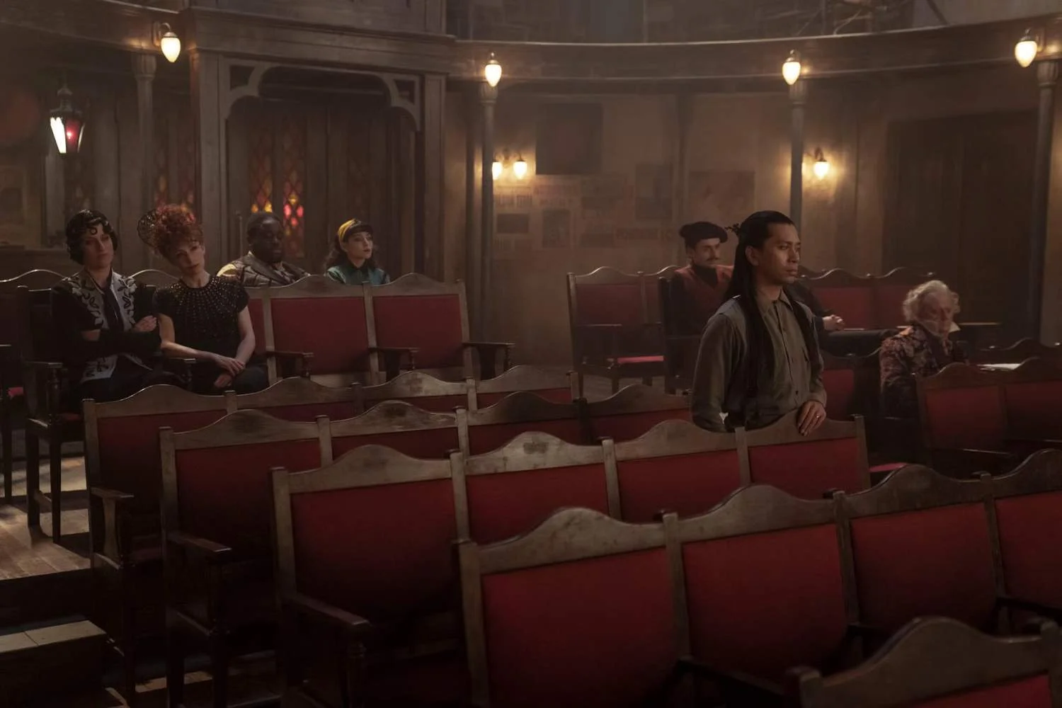 Das wissbegierige Publikum in der Episode „Like the Light by Which God Made the World Before He Made Light“ der Serie „Interview with the Vampire“