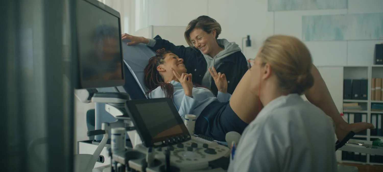 Ellen (Jade Olieberg) und Zwo (Evelien Bosmans) wünschen sich ein Kind in der Serie „The Club“