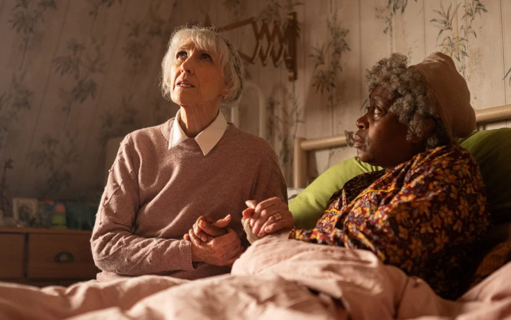Die nette alte Dame weiß mehr und bleibt ein Mysterium in „Doctor Who“