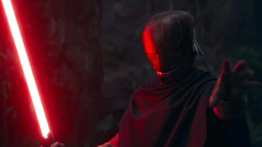 Wer verbirgt sich hinter der Maske des Meisters „The Acolyte“?