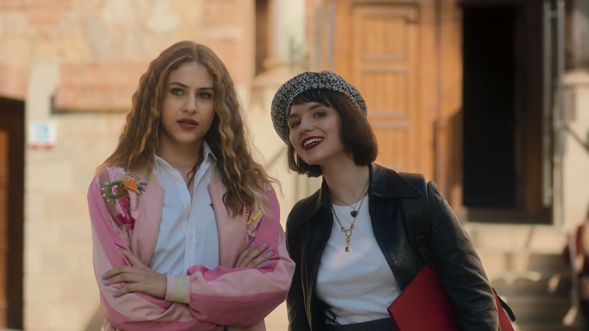 Victoria Bazúa und Layna Sheppard in „Land of Women“