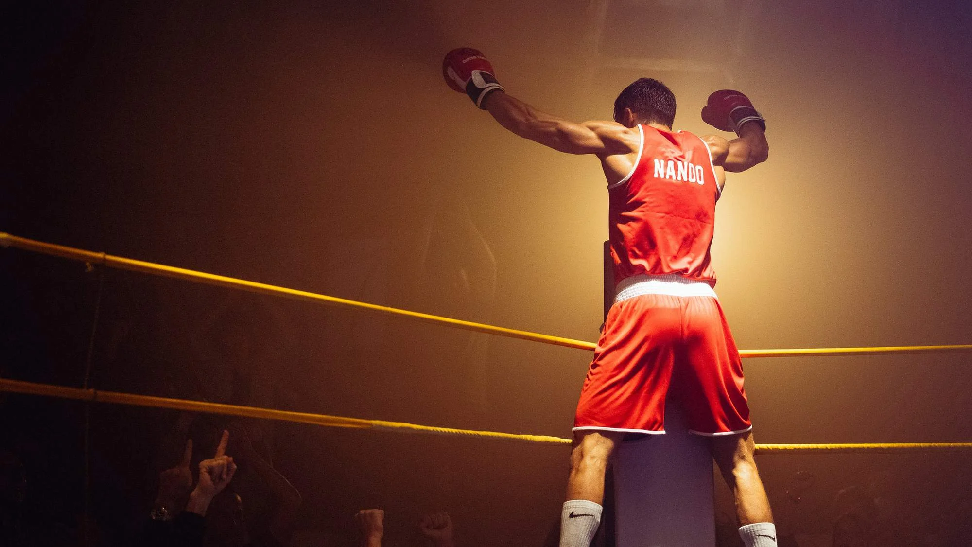 Nando (Álex González) erringt den Sieg im Boxkampf und wird spanischer Meister.