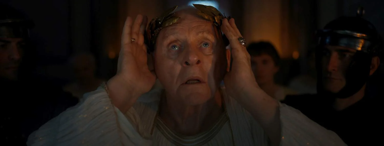 Anthony Hopkins auf einem Szenenfoto aus der Serie „Those About to Die“