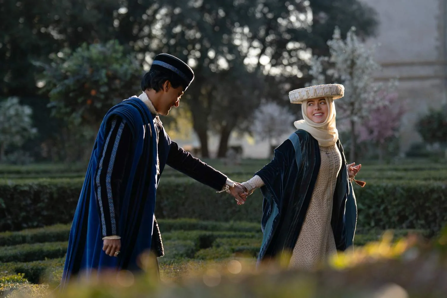 Karen Gil und Lou Gala auf einem Szenenfoto aus der Netflix-Serie „The Decameron“