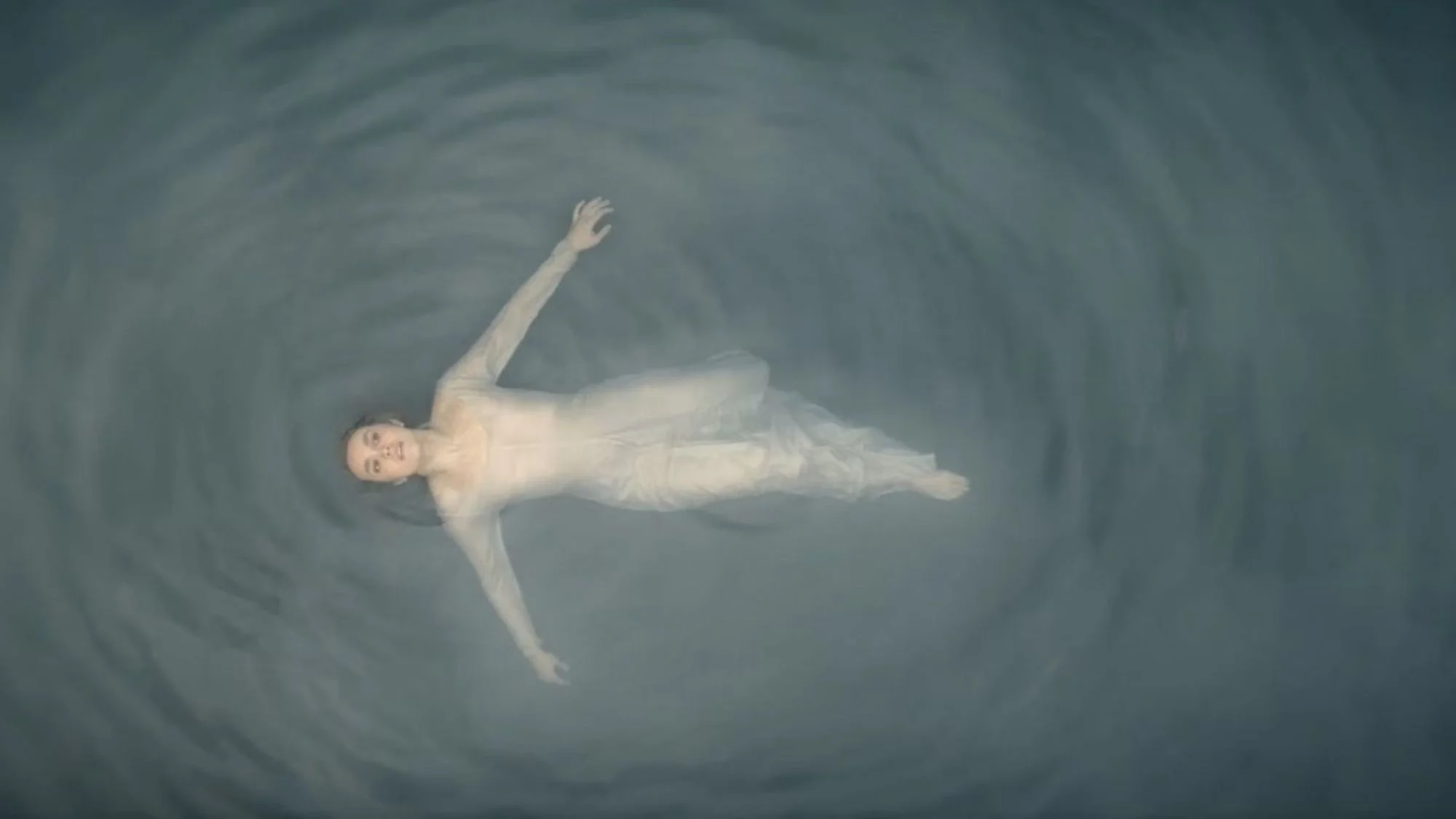 Alicent (Olivia Cooke) geht in der Natur baden...