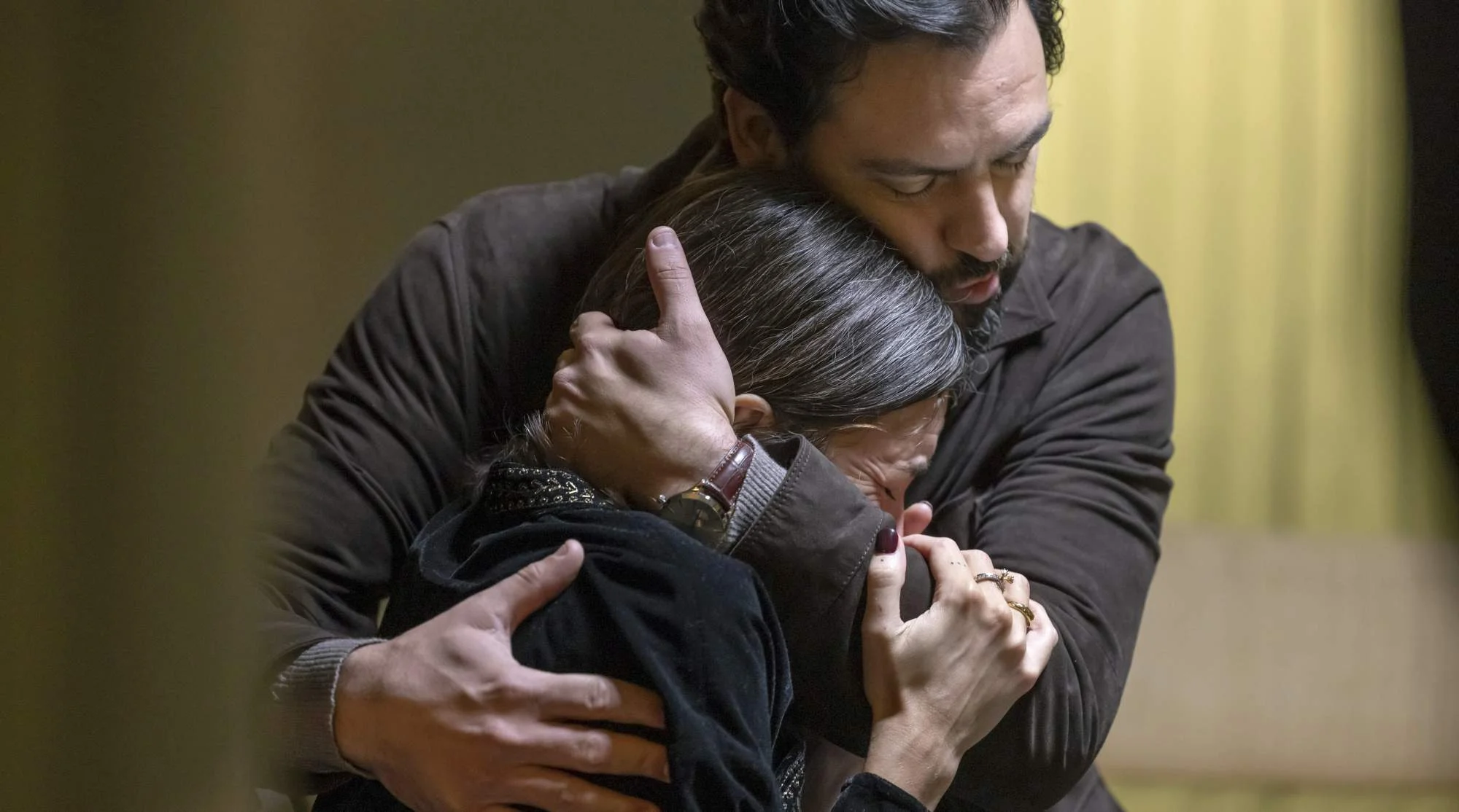 Gloria (Louise Peterhoff) und Adam (Danilo Bejarano) sorgen sich um ihren Sohn Sebbe.