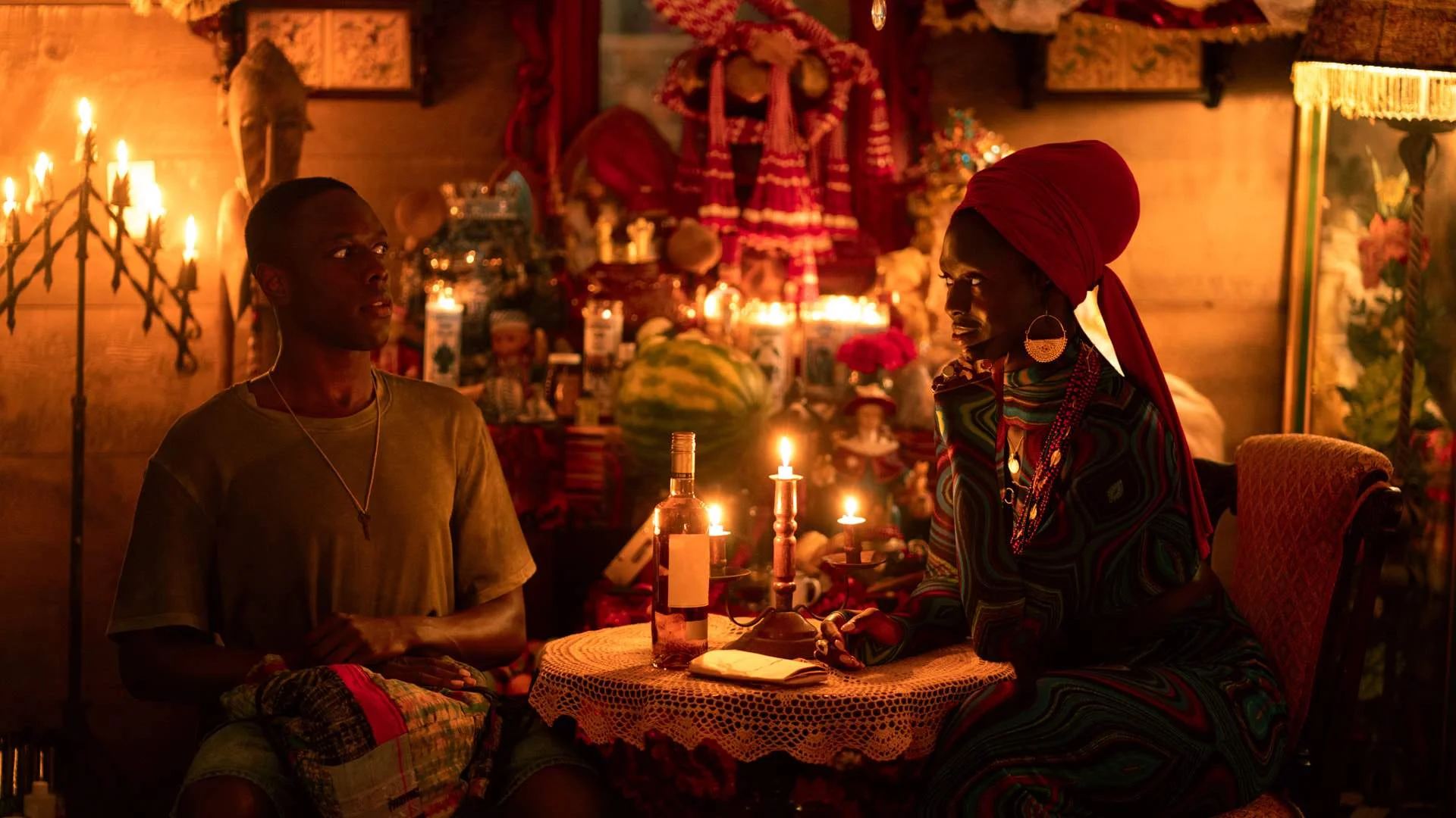 Ronald Peet und Jodie Turner-Smith in „Bad Monkey“