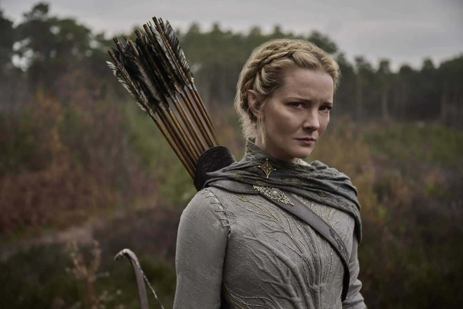 Galadriel auf einem Szenenfoto aus der zweiten Staffel der Serie „Der Herr der Ringe: Die Ringe der Macht“