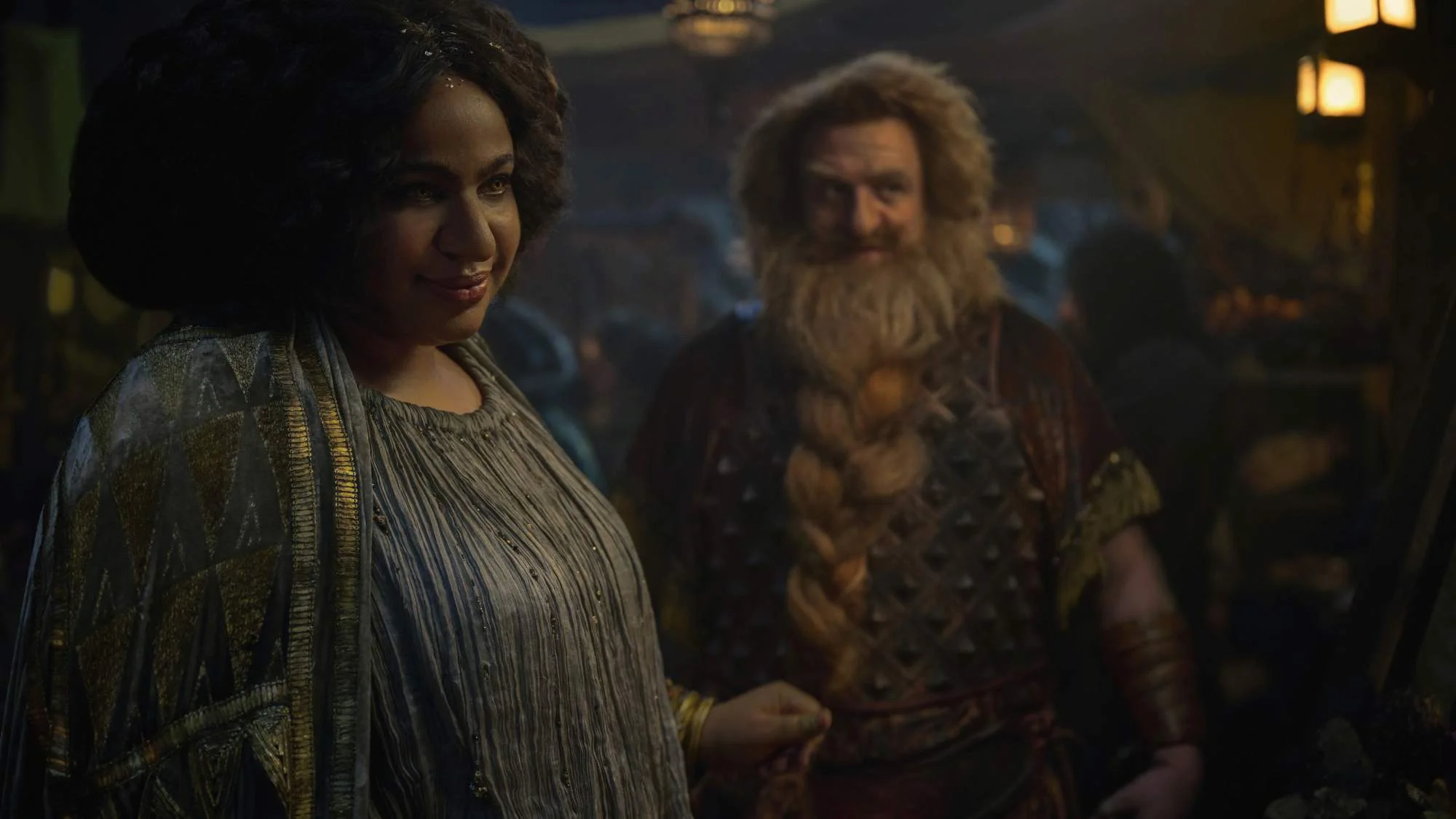 Sophia Nomvete als Disa und Owain Arthur als Prince Durin IV