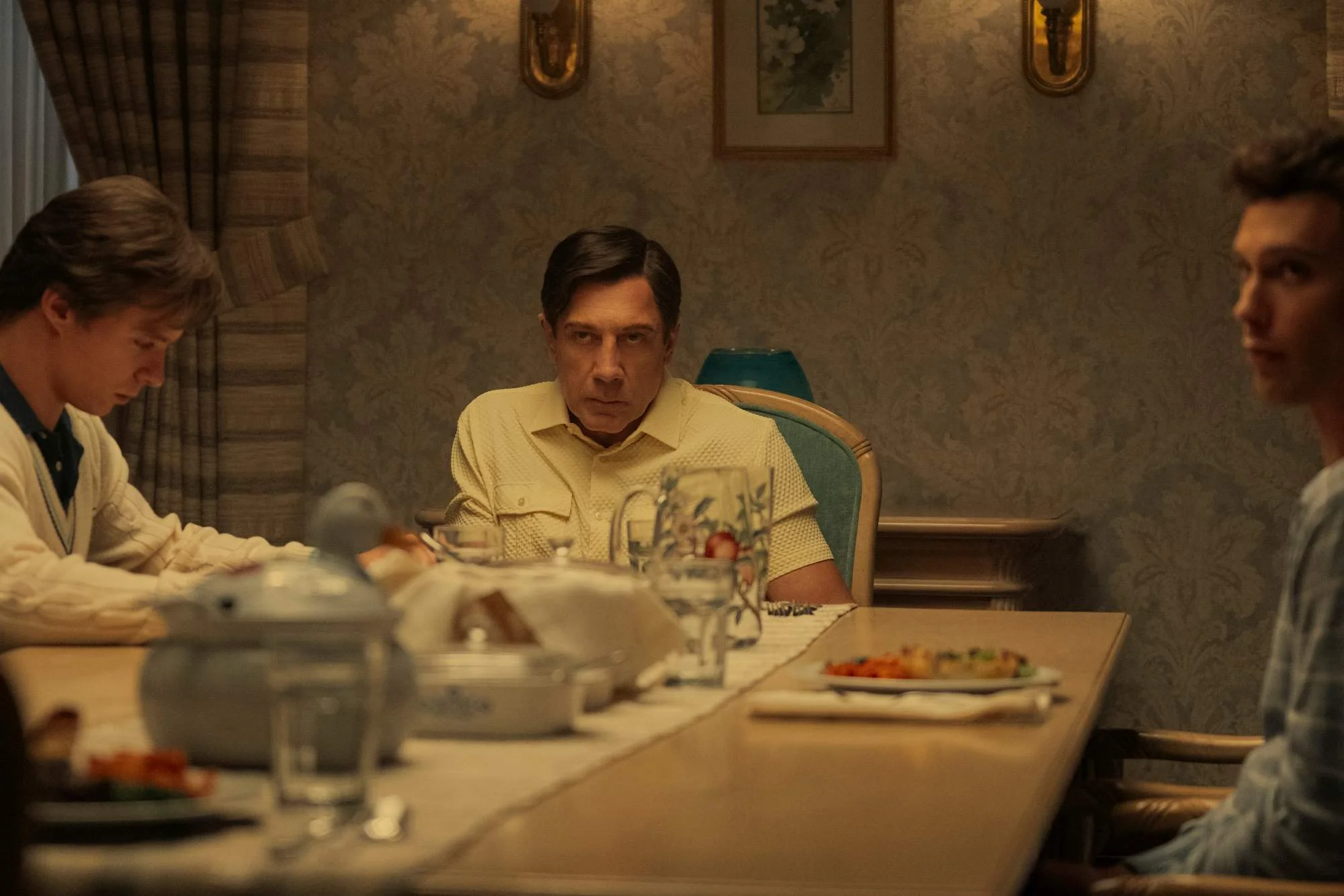 Ein angespanntes Familienessen in der Serie „Monsters: The Lyle and Erik Menendez Story“