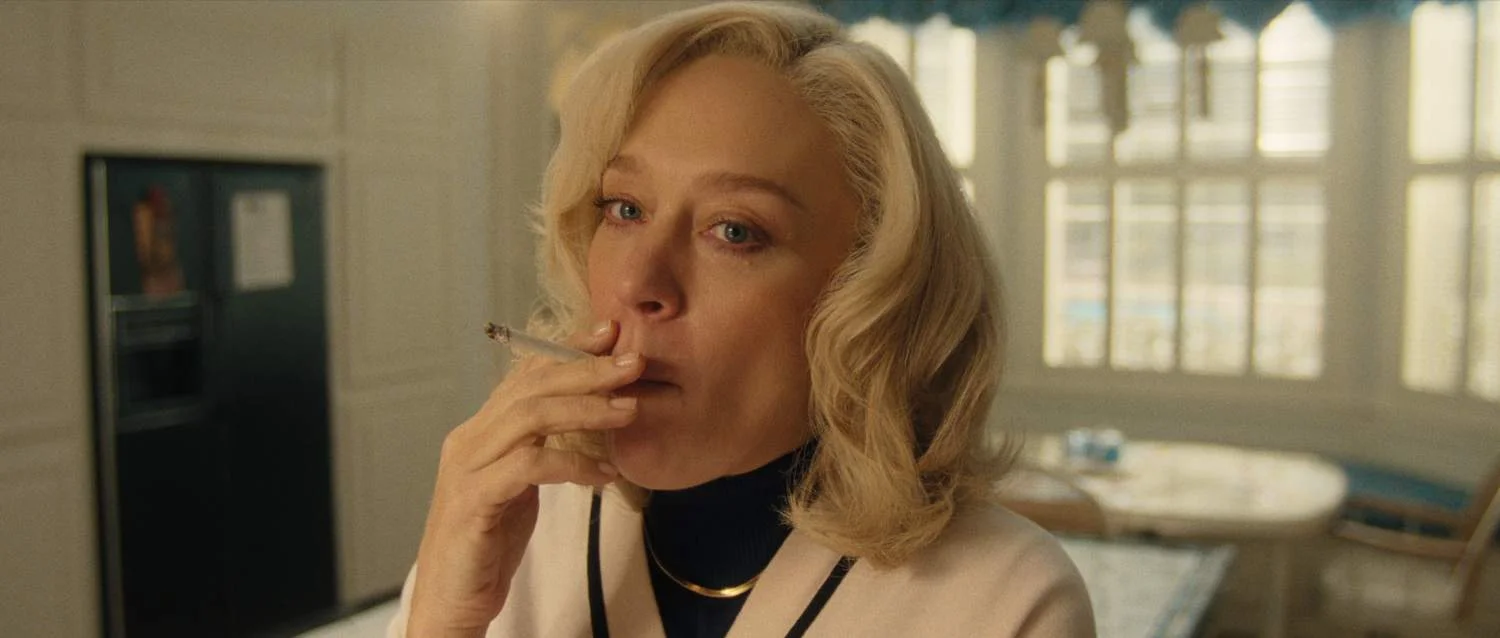 Der Griff zur Zigarette von Chloë Sevigny als Kitty Menendez in der Serie „Monsters: The Lyle and Erik Menendez Story“