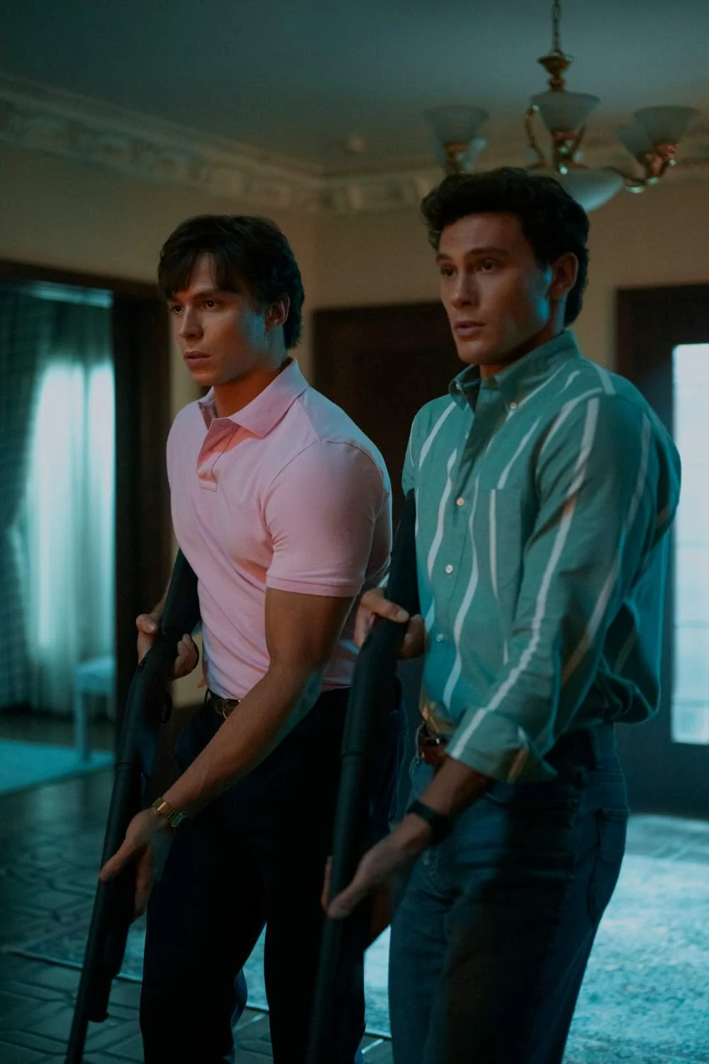 Die Brüder bewaffnen sich in der Serie „Monsters: The Lyle and Erik Menendez Story“