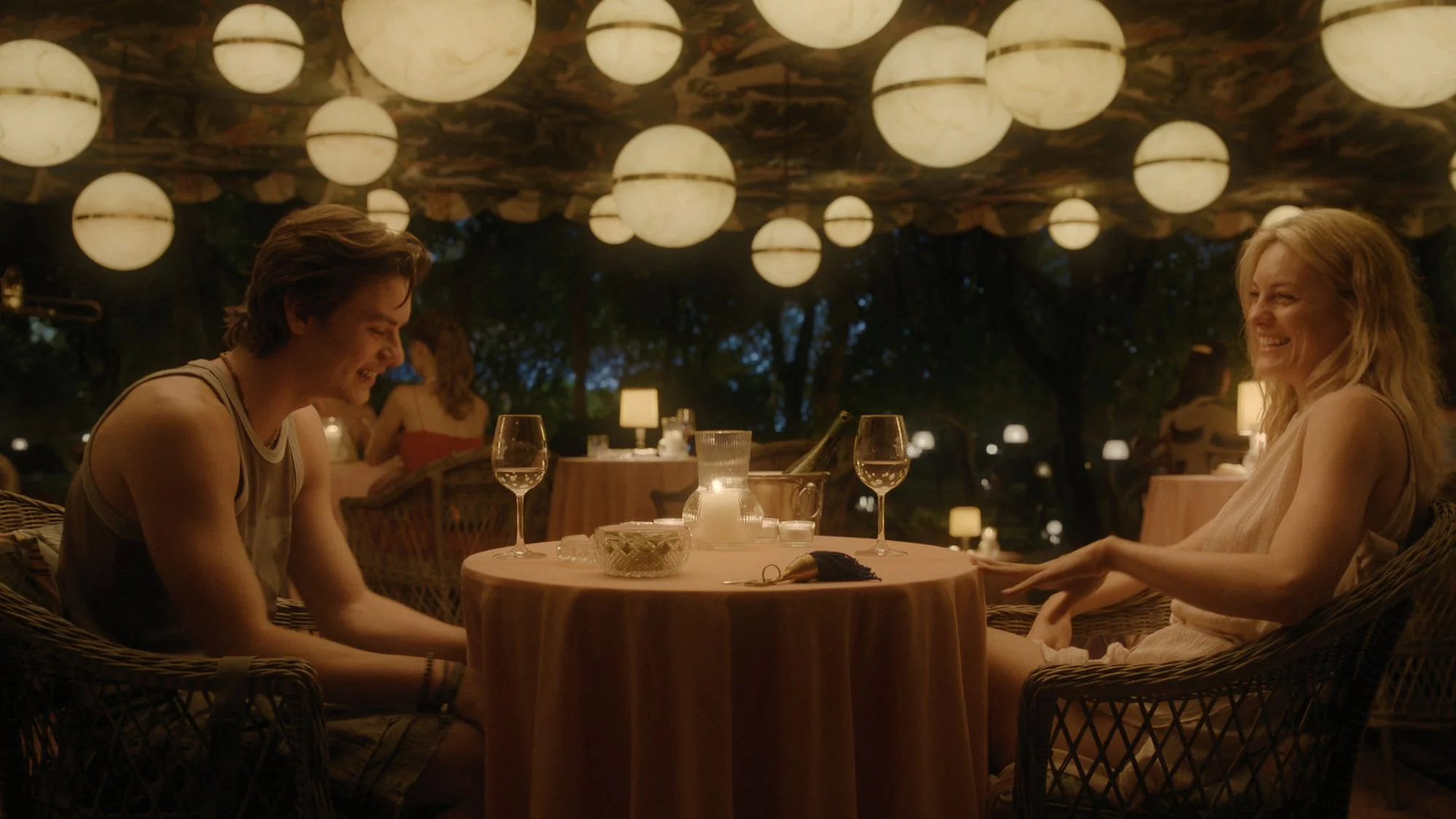Leila George (r.) in „Disclaimer“