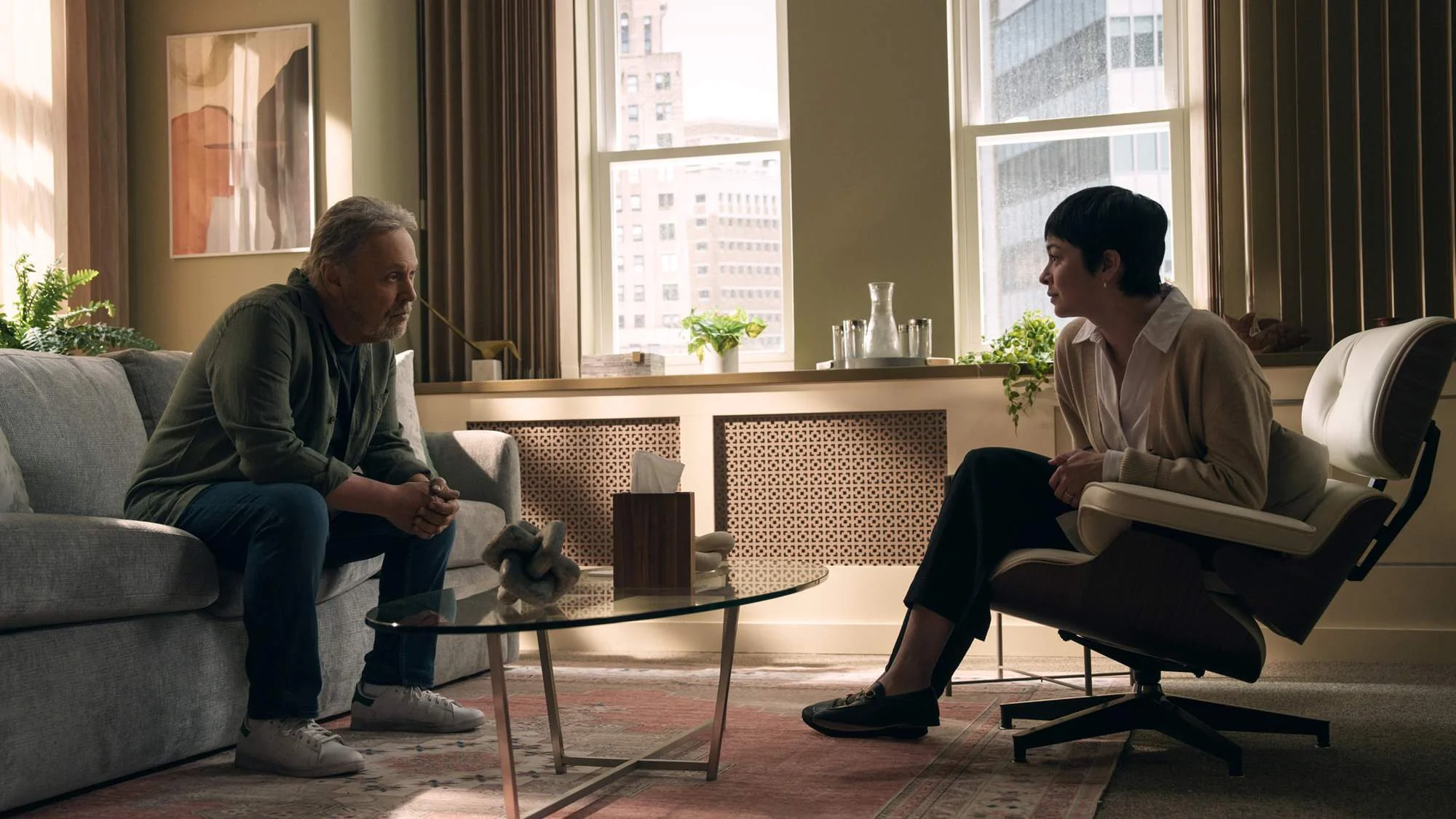 Billy Crystal und Julia Chan in der Apple-TV+-Serie âBeforeâ