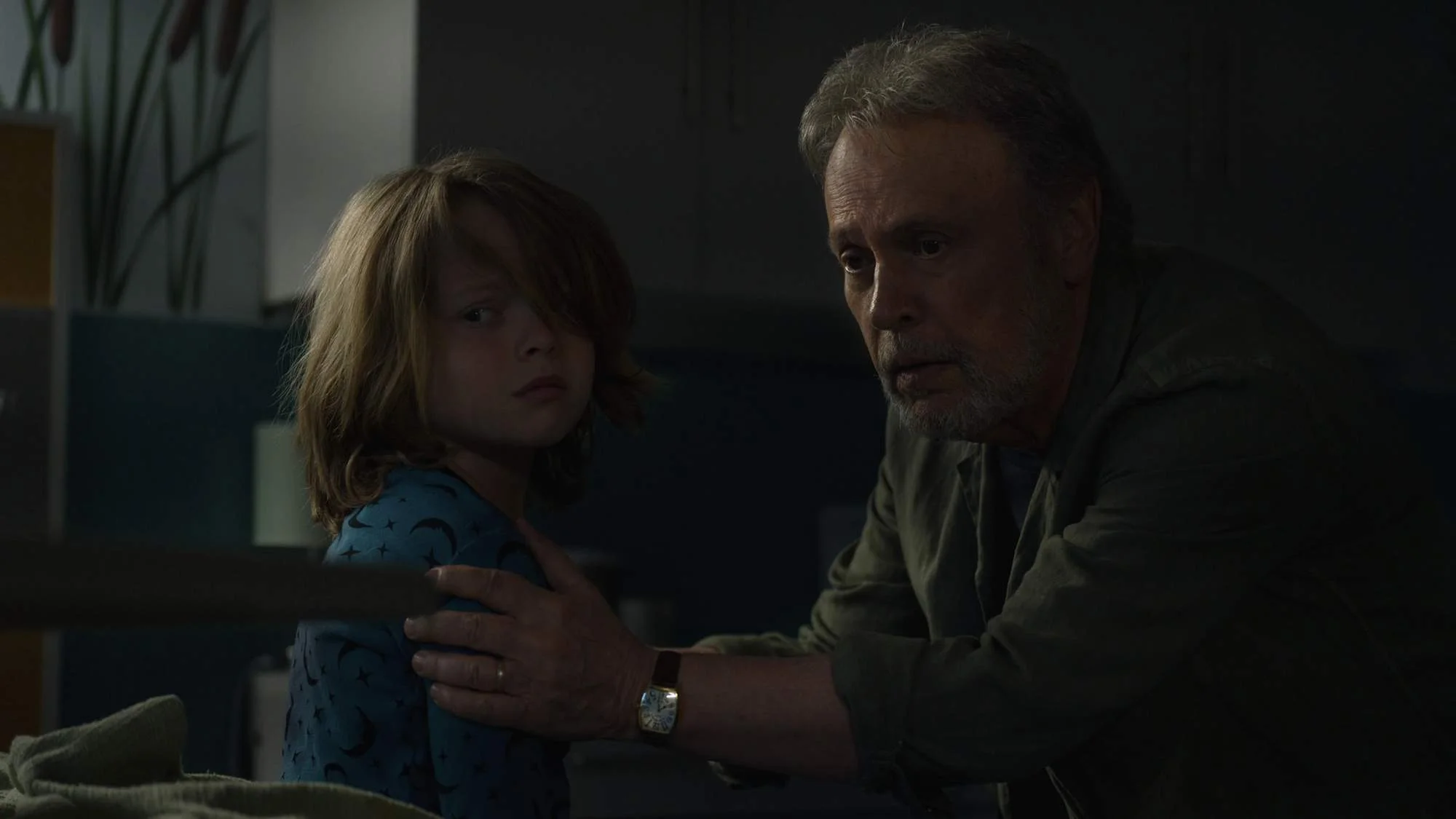 Jacobi Jupe und Billy Crystal auf einem Szenenfoto aus der Apple-TV+-Serie âBeforeâ
