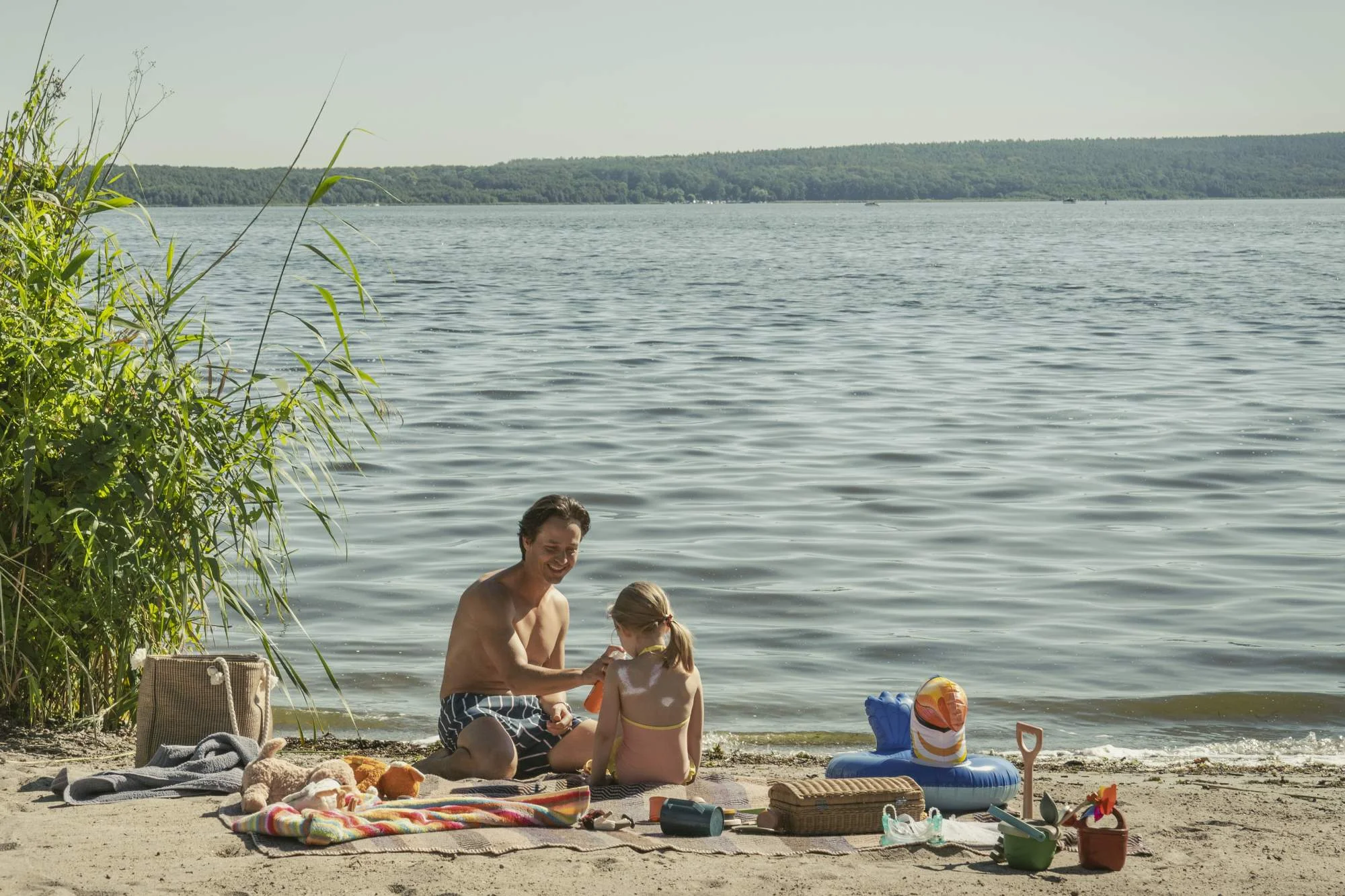 Björn Diemel aka Tom Schilling am Strand mit seiner Serientochter in „Achtsam Morden“