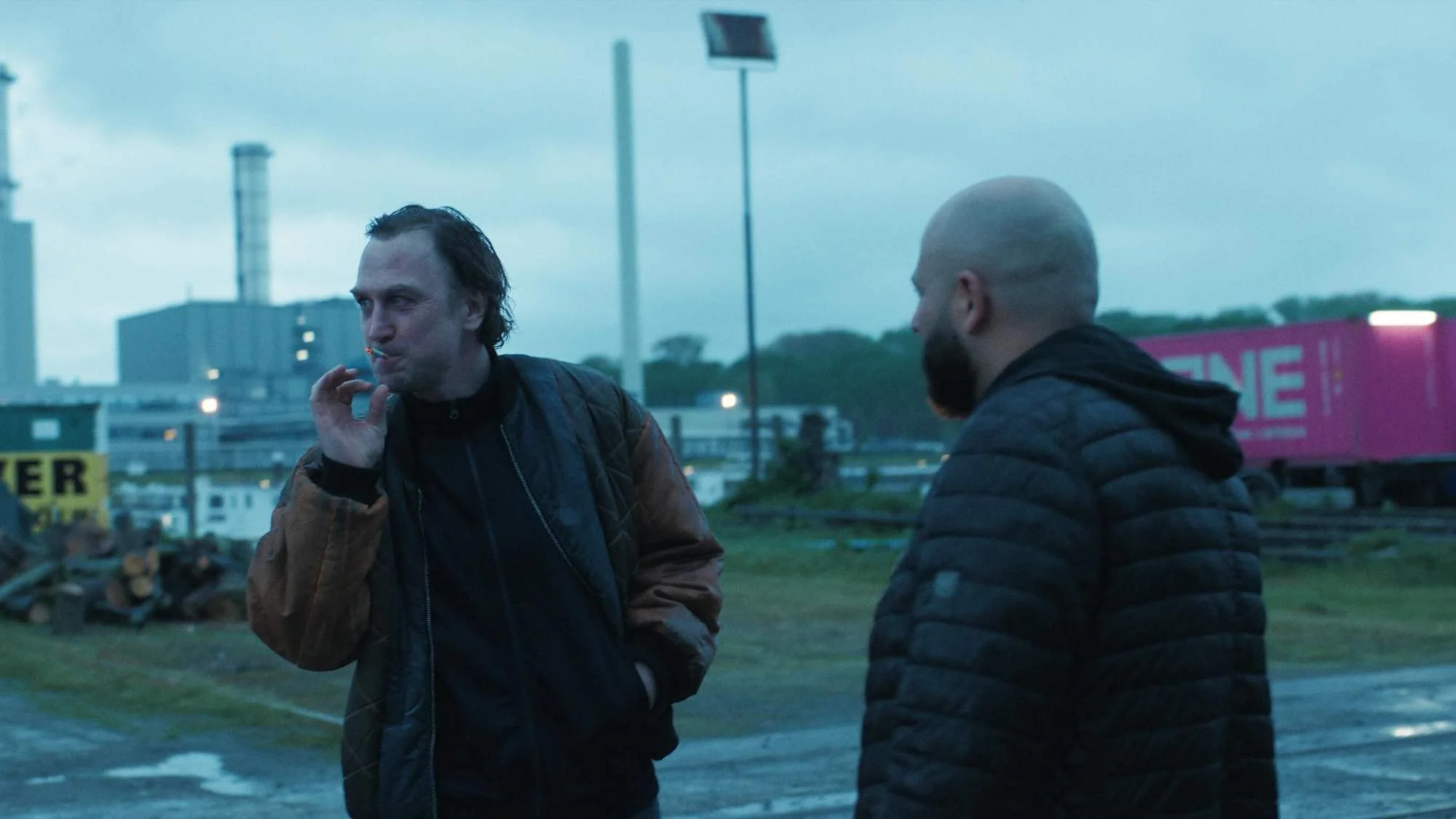 Johnny (Lars Eidinger) raucht eine Zigarette in der Episode âDer Pantherâ der Reihe âZeit Verbrechenâ.