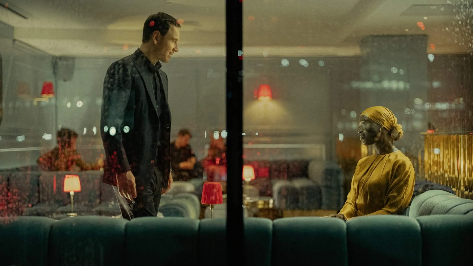 Michael Fassbender und Jodie Turner-Smith in der Serie „The Agency“