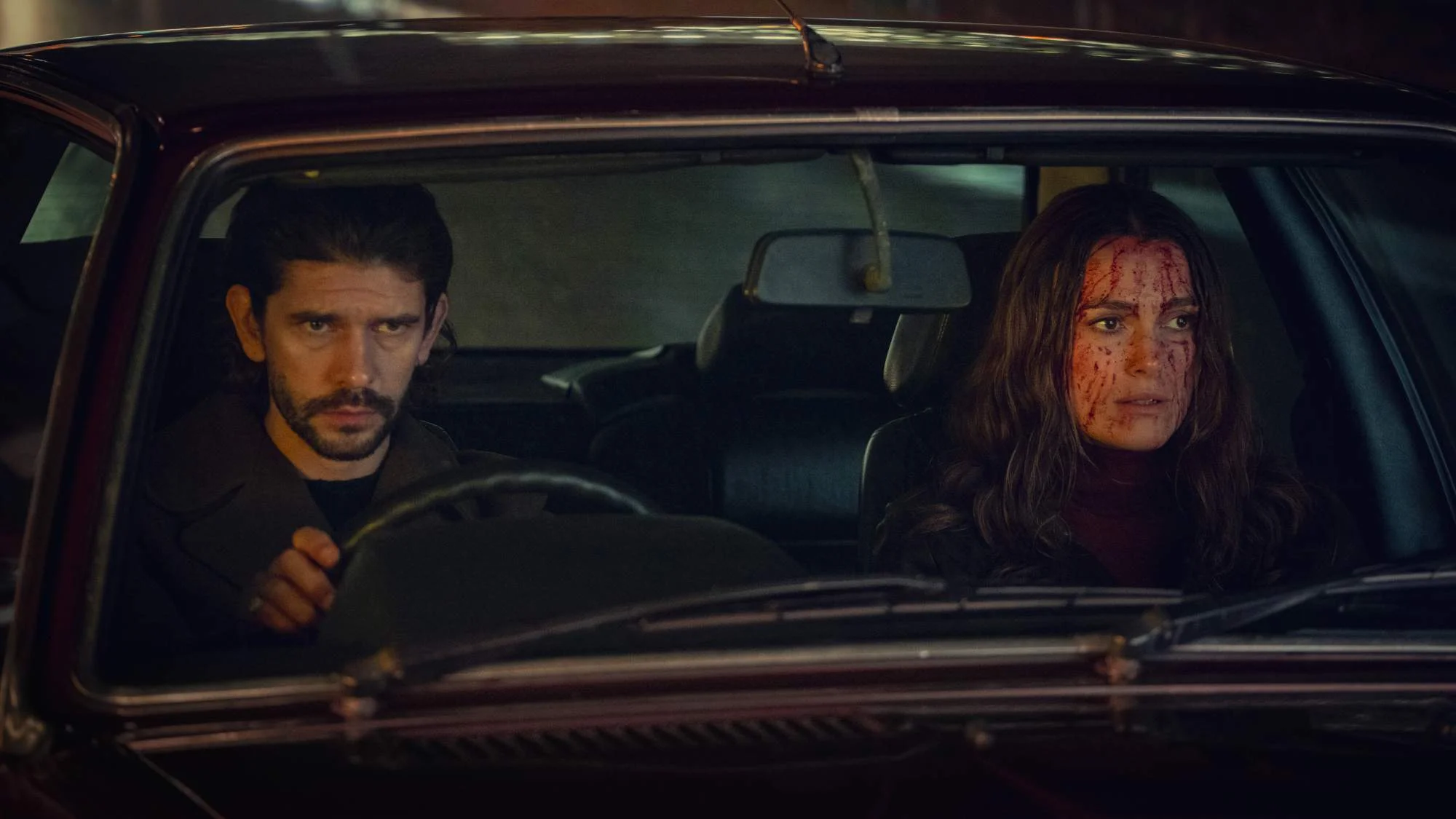 Keira Knightley und Ben Whishaw in der Serie „Black Doves“
