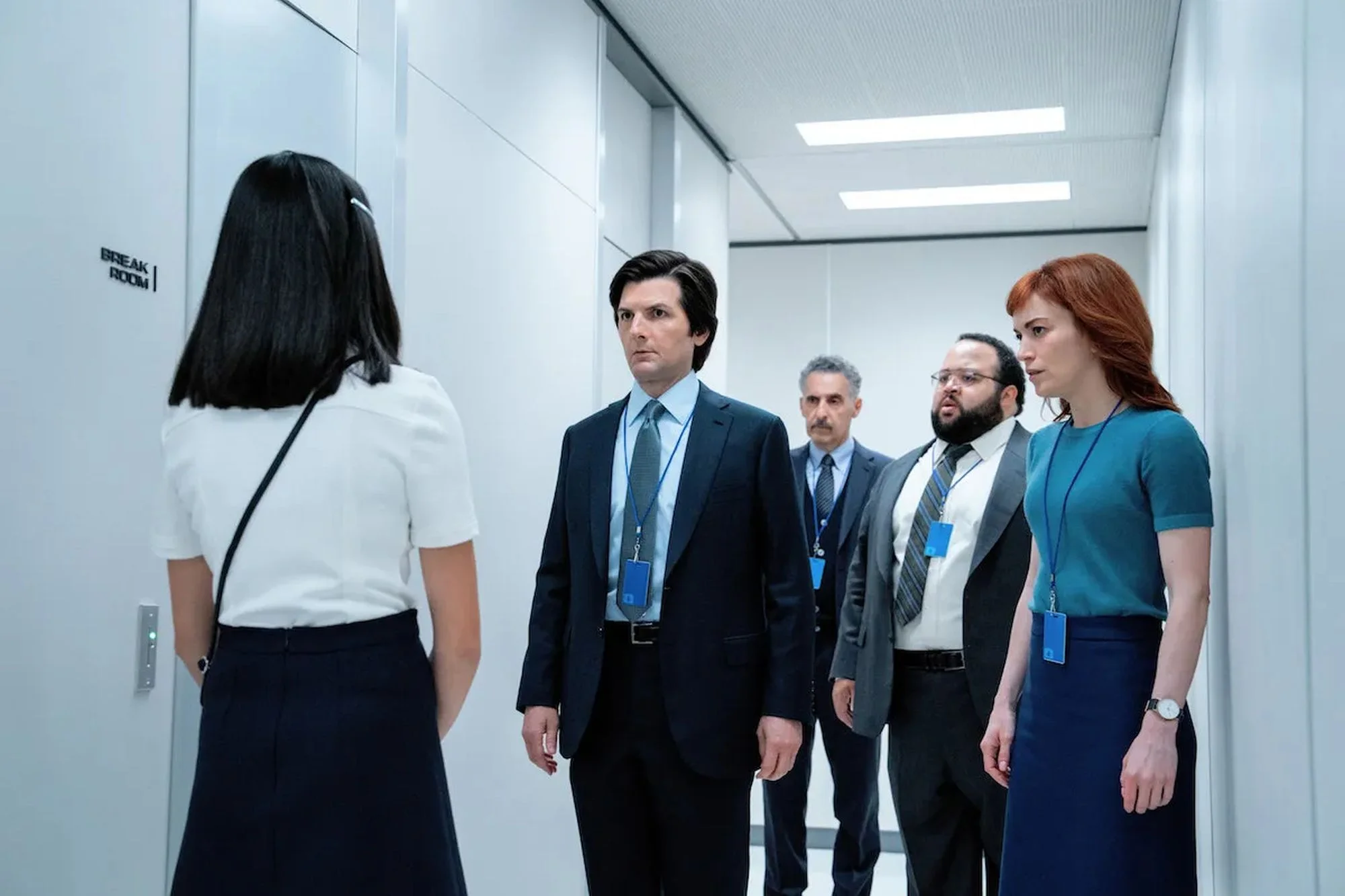 Sarah Bock, Adam Scott, John Turturro, Zach Cherry und Britt Lower (v. l. n. r.) in der Serie „Severance“