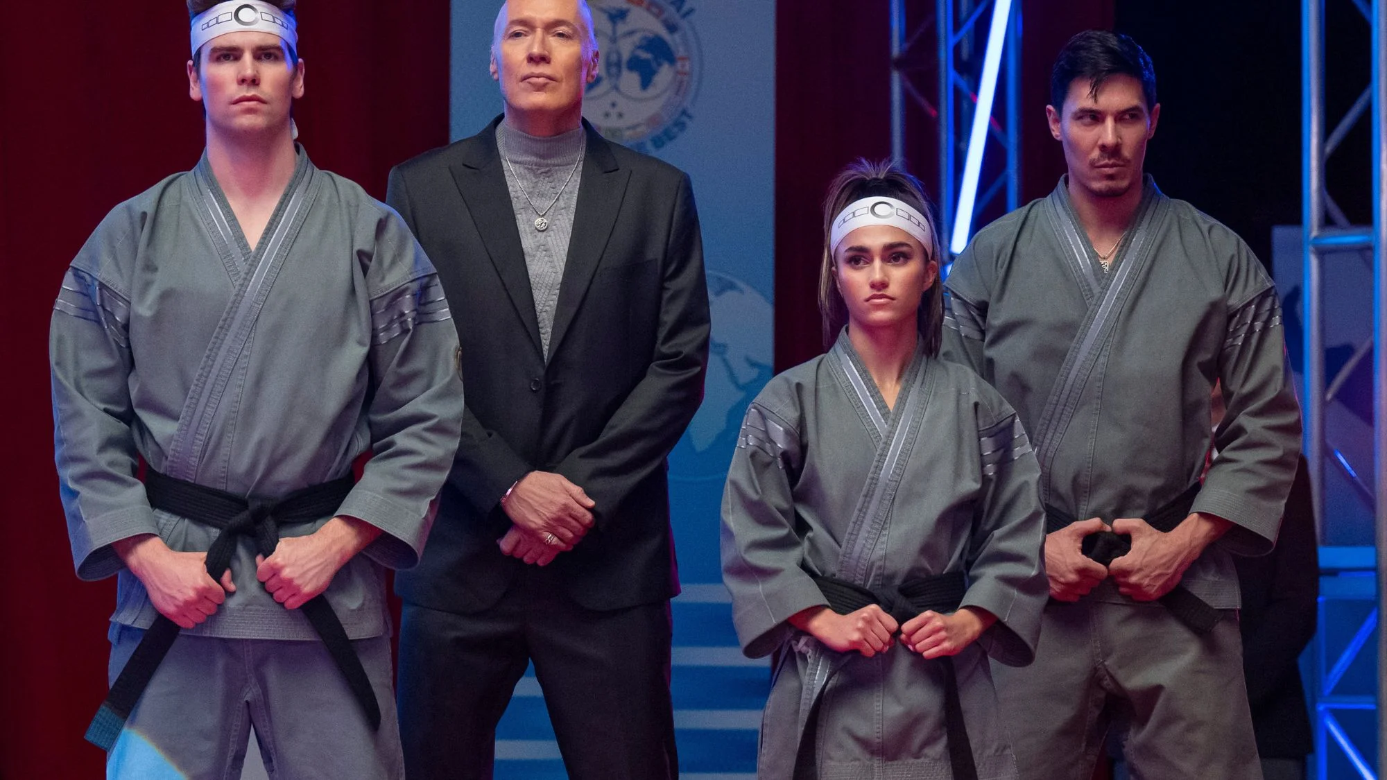 Die Finalisten und Senseis aus dem Iron-Dragons-Dojo in der Serie „Cobra Kai“