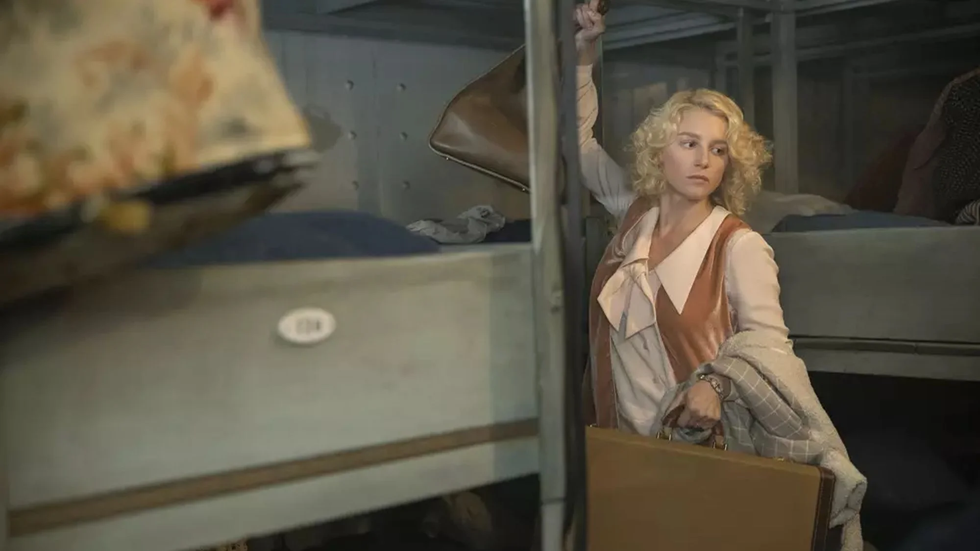 Julia Schlaepfer als Alexandra in der Episode „Umgeben von Schrecken“ (2x03) der Serie „1923“