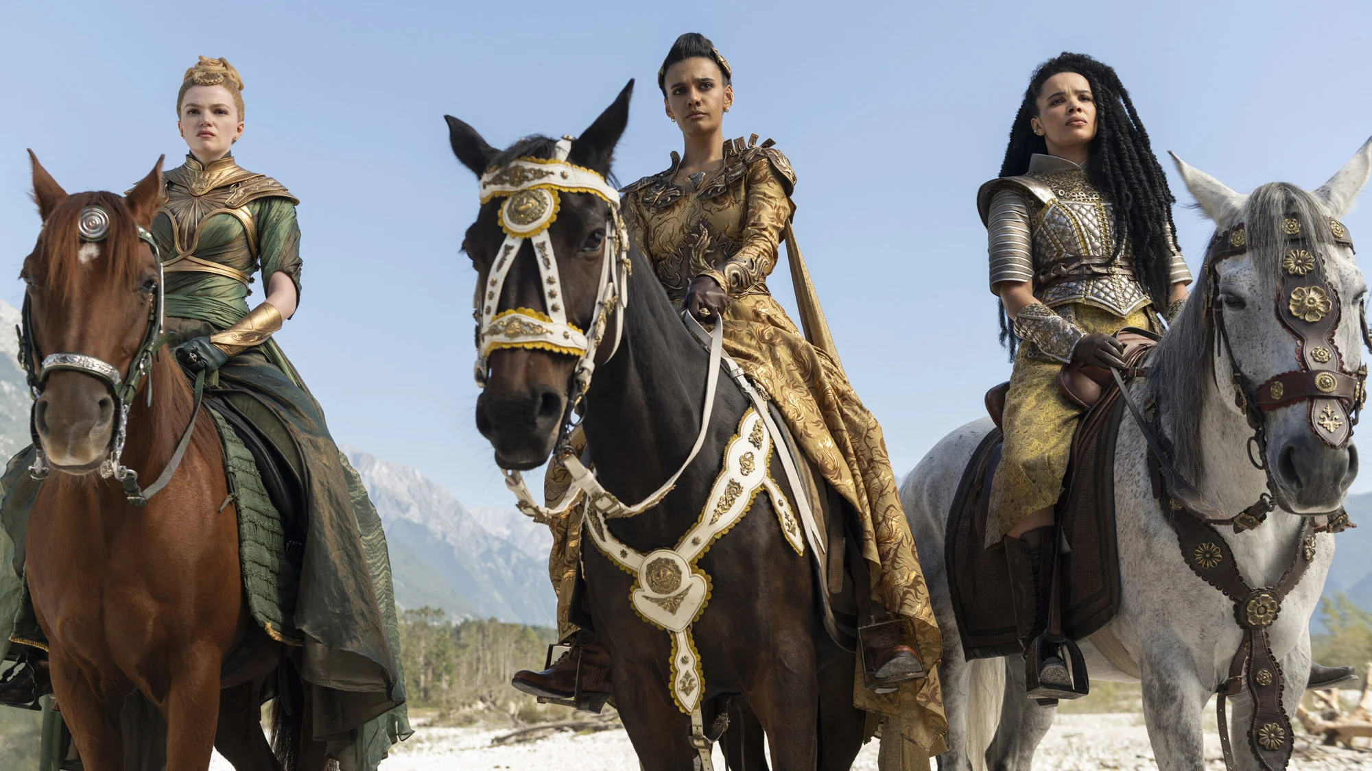 Elayne (Ceara Coveney) mit Egwene (Madeleine Madden) und Nynaeve (Zoë Robins) in der Serie „The Wheel of Time“