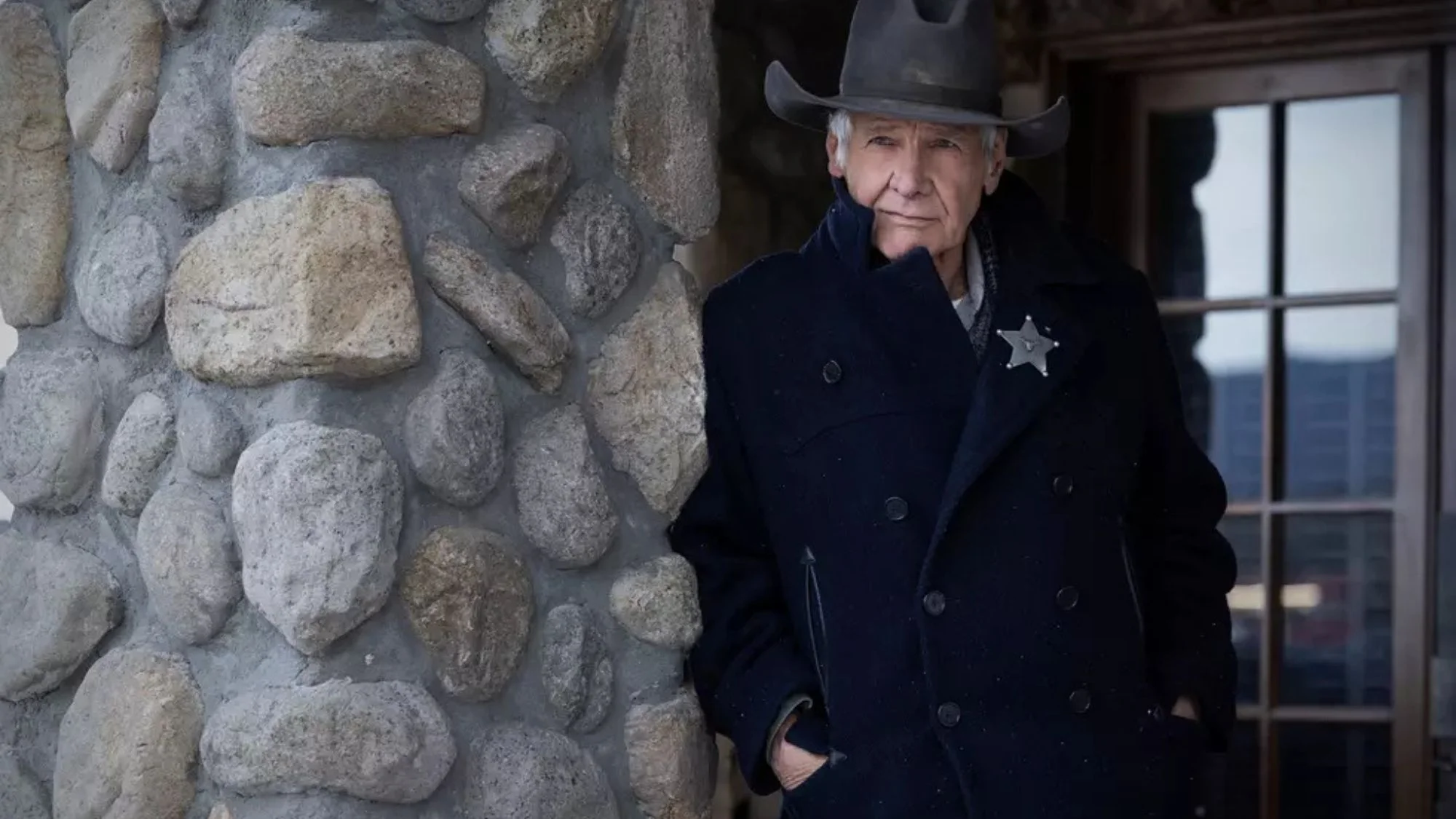 Harrison Ford auf einem Szenenfoto aus der Episode „Die eisernen Flüsse“ der Serie „1923“
