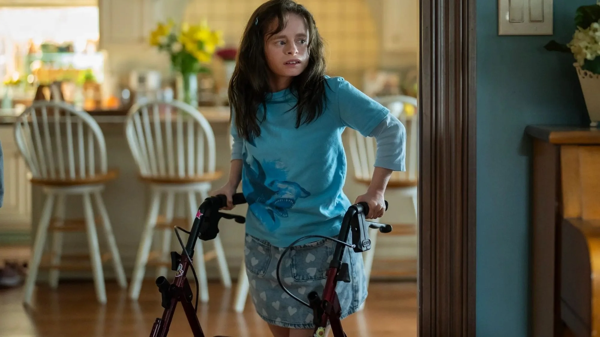 Imogen Faith Reid auf einem Szenenfoto aus der Serie „Good American Family“