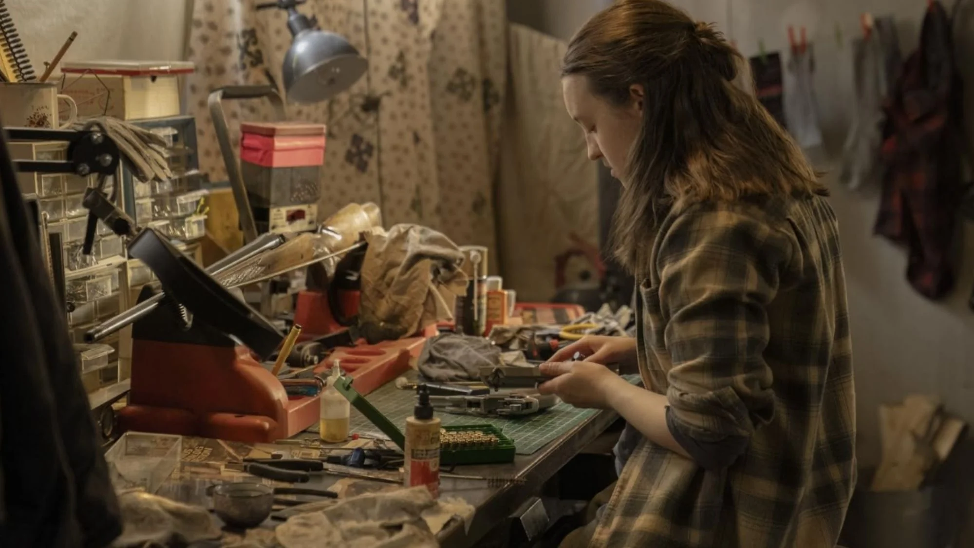Ellie (Bella Ramsey) in ihrer Garage auf einem Szenenfoto aus der Episode „Future Days“ der US-Serie „The Last of Us“