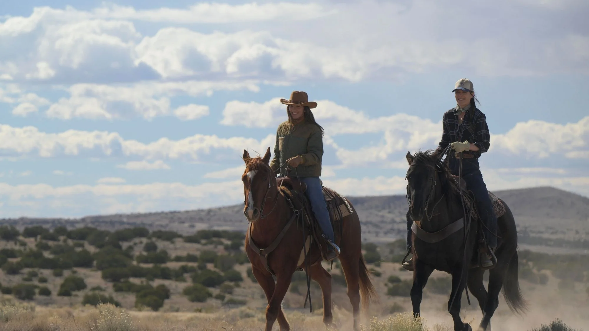 Pferdefreunde auf einem Szenenfoto aus der Netflix-Serie „Ransom Canyon“