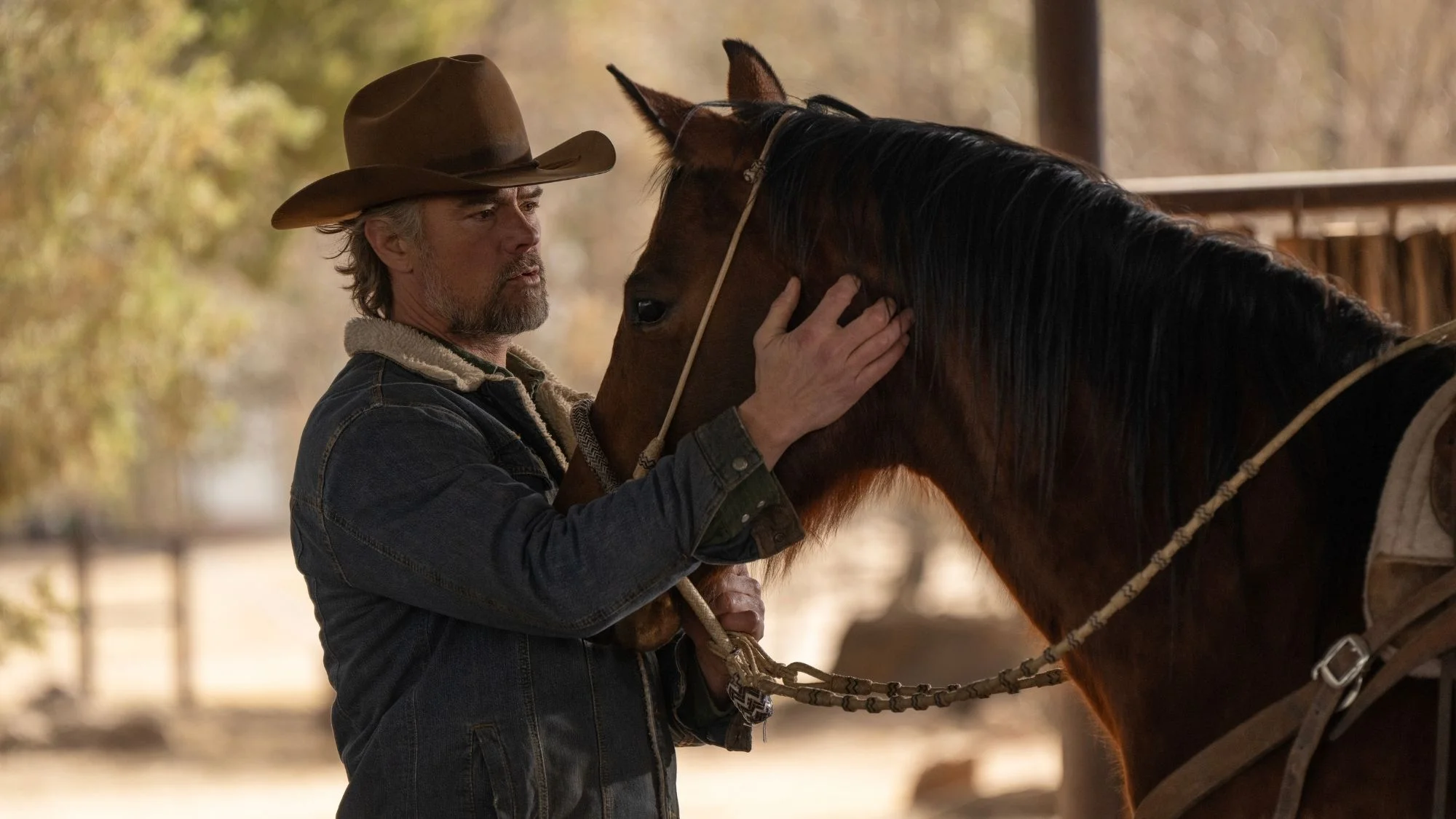 Josh Duhamel auf einem Szenenbild aus der Serie „Ransom Canyon“