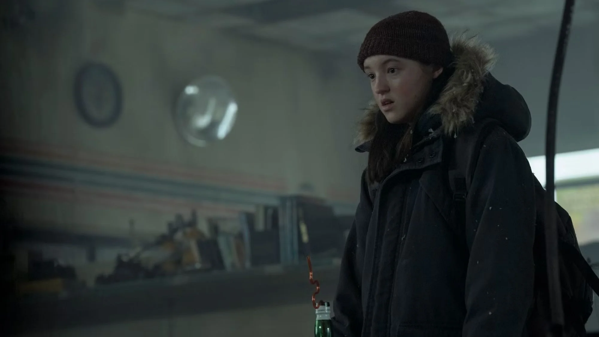 Bella Ramsey auf einem Szenenfoto aus der Episode „Durch das Tal“ der Serie „The Last of Us“