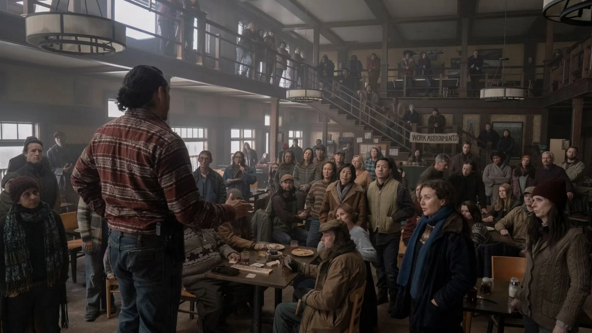 Tommy stimmt Jackson auf den Ernstfall ein - auf einem Szenenfoto aus der Episode „Durch das Tal“ der Serie „The Last of Us“.