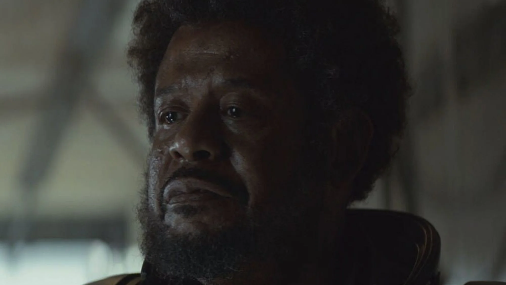 Forest Whitaker auf einem Szenenfoto aus der Serie „Andor“