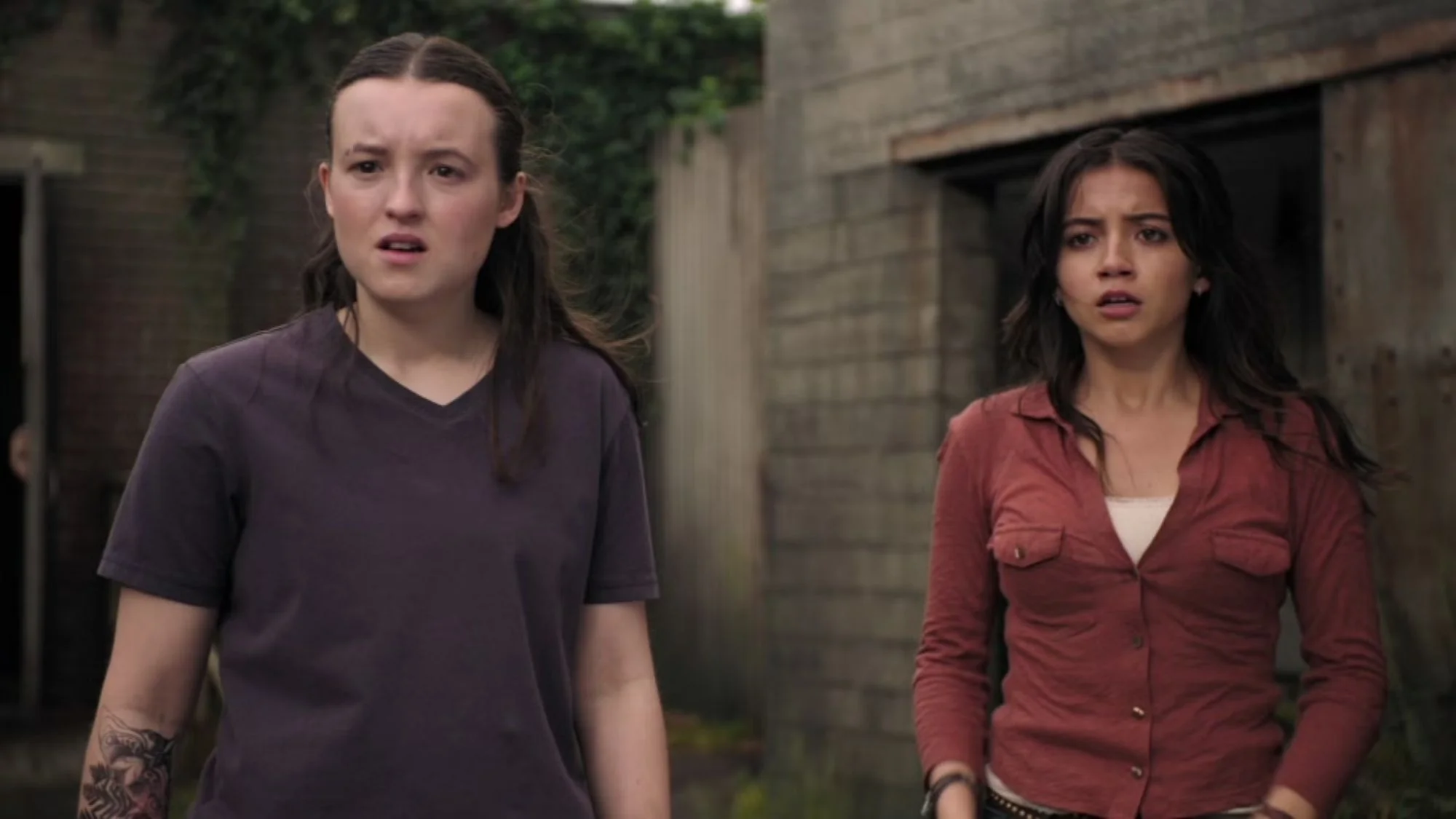 Dina und Ellie planen den nächsten Schritt auf einem Szenenfoto aus der Episode „Day One“ der Serie „The Last of Us“.