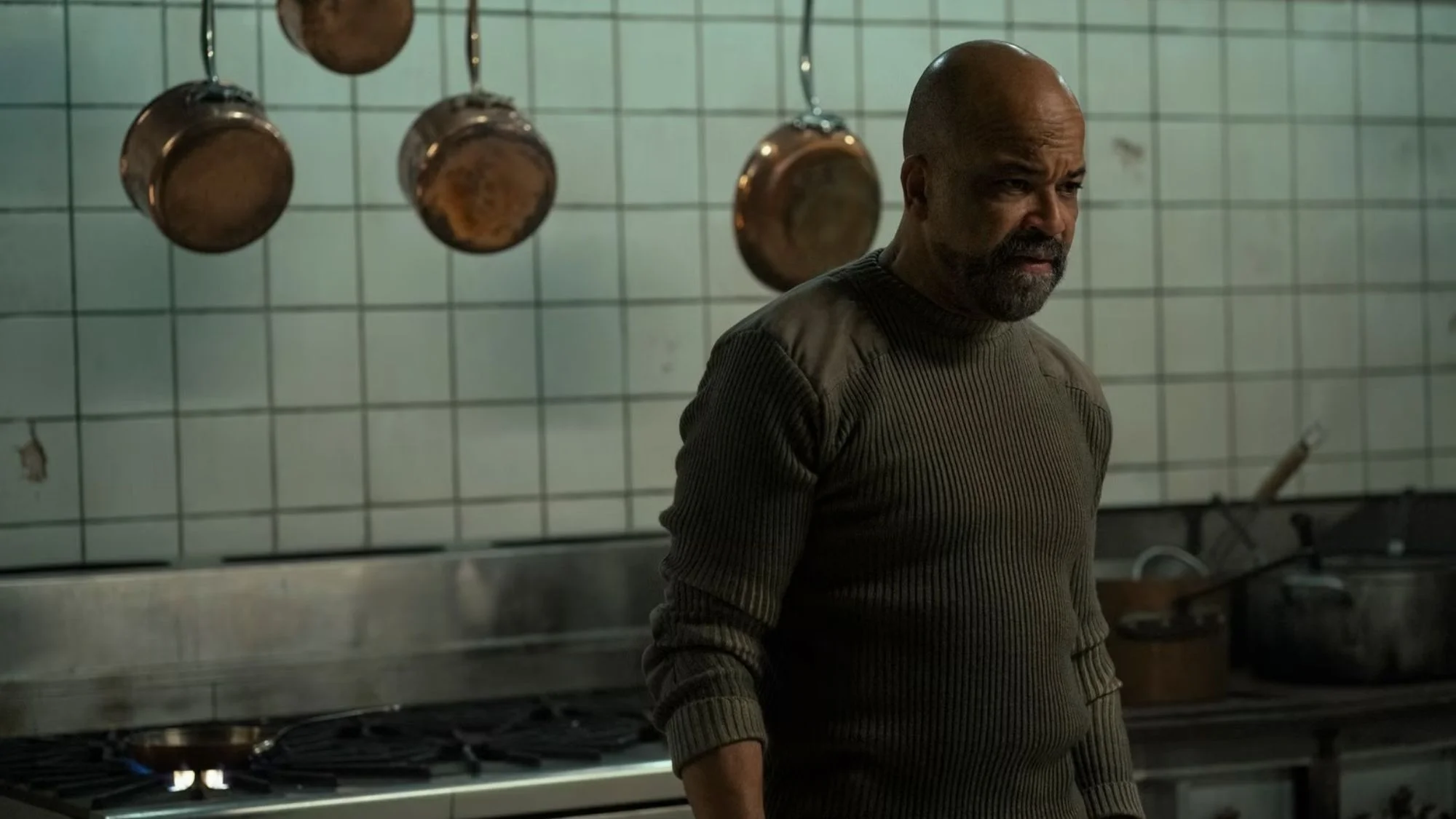 Isaac (Jeffrey Wright) nutzt die Pfanne für Verhöre auf einem Szenenfoto aus der Episode „Day One“ der Serie „The Last of Us“