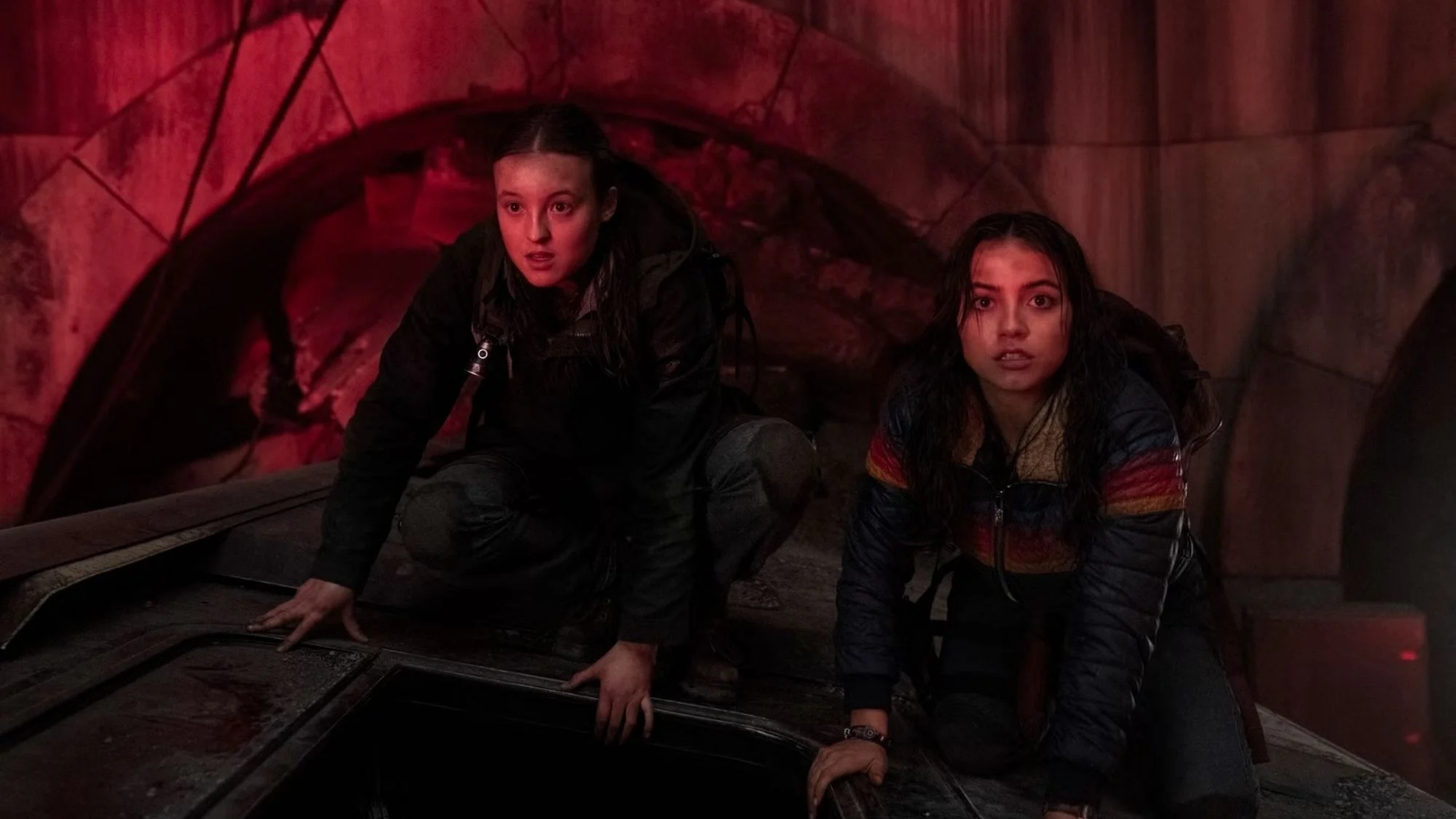 Dina und Ellie im Tunnel auf einem Szenenfoto aus der Episode „Day One“ der Serie „The Last of Us“