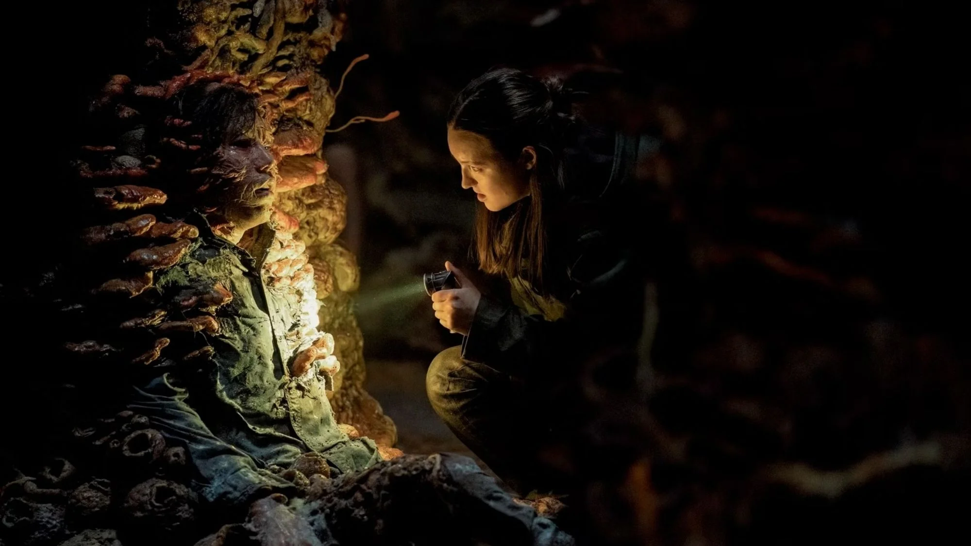 Ellie und Leon Park auf einem Szenenfoto aus der Episode 2x05 der US-Serie „The Last of Us“