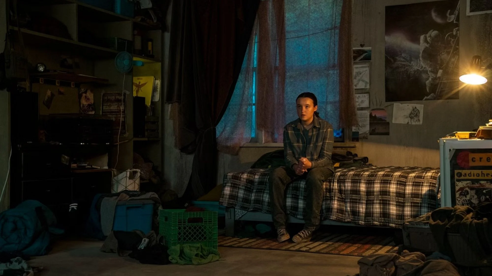 Bella Ramsey aka Ellie hat Fragen an Joel. Szenenfoto aus der Episode „Der Preis“ (2x06) der Serie „The Last of Us“.