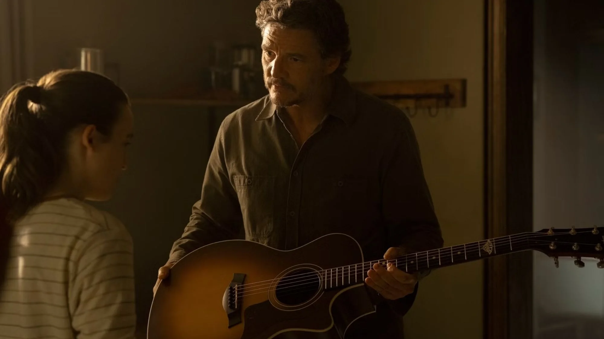 Pedro Pascal und Bella Ramsey auf einem Szenenfoto aus der Episode „Der Preis“ (2x06) der Serie „The Last of Us“