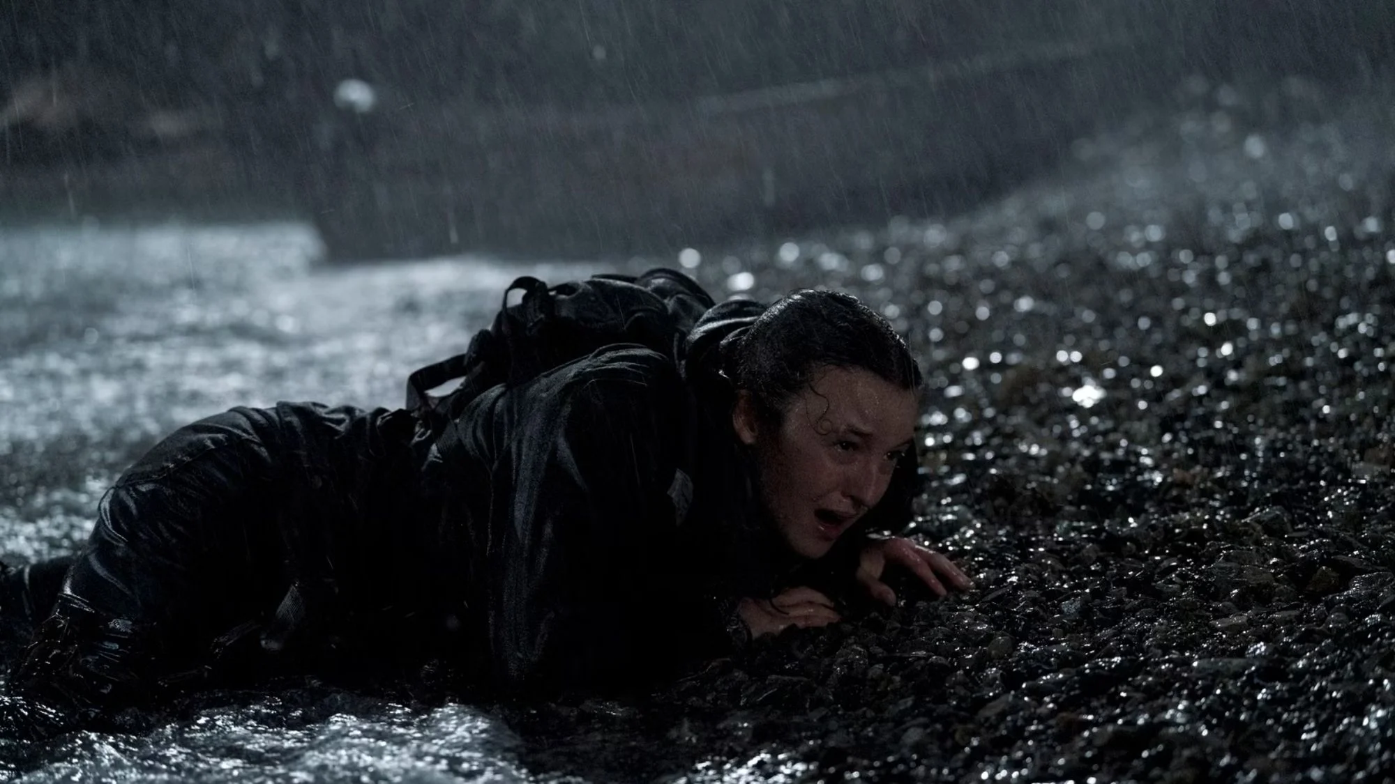 Bella Ramsey als Ellie im Regen auf einem Szenenfoto aus der Episode „Convergence“ der Serie „The Last of Us“