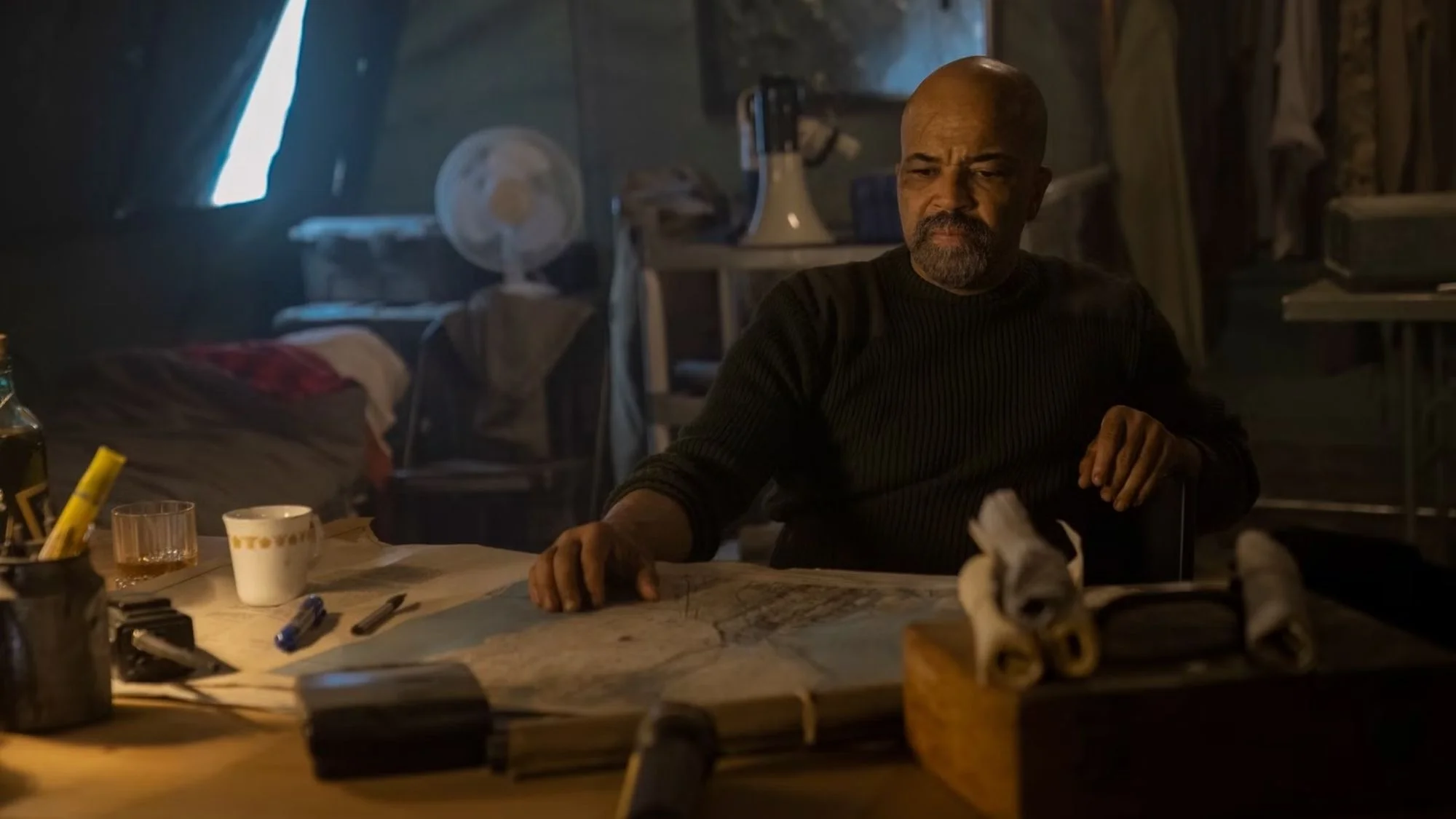 Isaac aka Jeffrey Wrights auf einem Szenenfoto aus der Episode „Convergence“ der Serie „The Last of Us“