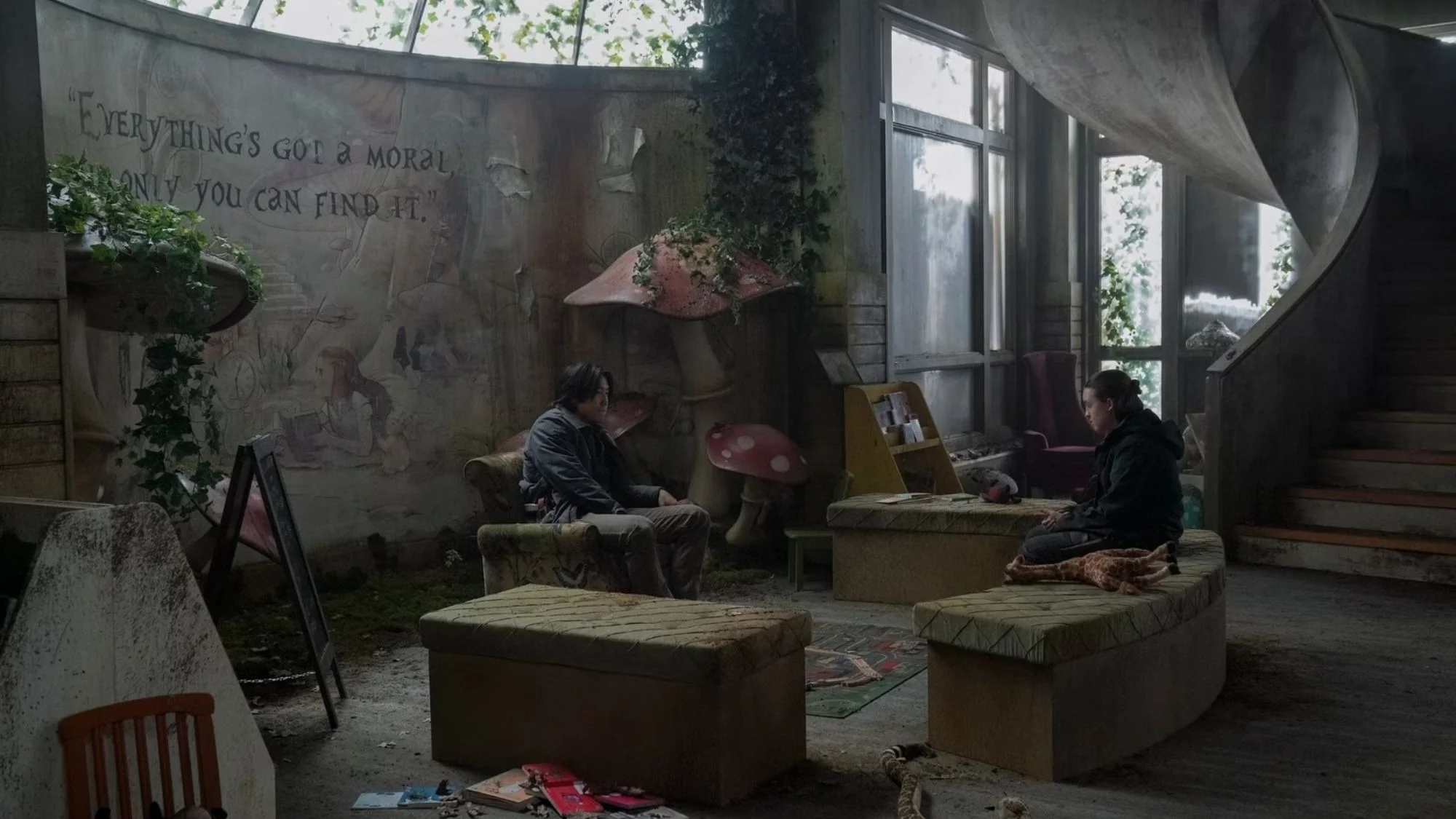 Jesse und Ellie im Buchladen auf einem Szenenfoto aus der Episode „Convergence“ der Serie „The Last of Us“