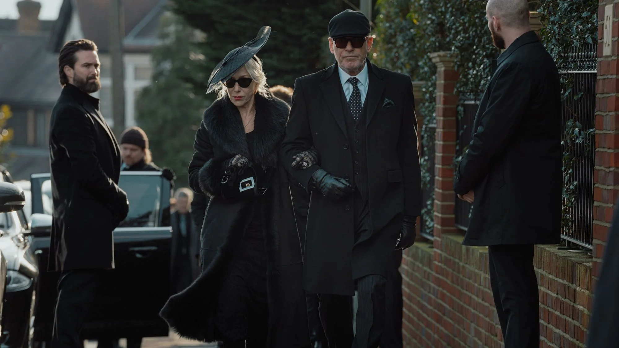 Helen Mirren und Pierce Brosnan auf einem Szenenfoto aus der ersten Episode der Serie „MobLand“