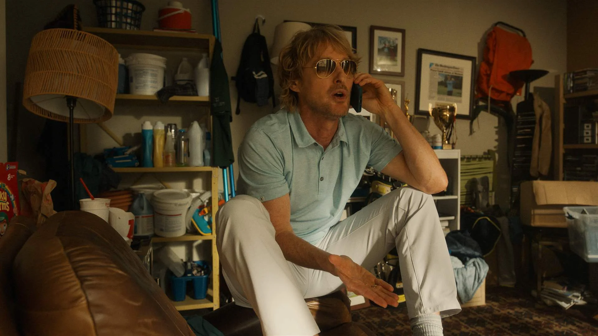 Owen Wilson am Telefon in der Serie „Stick“