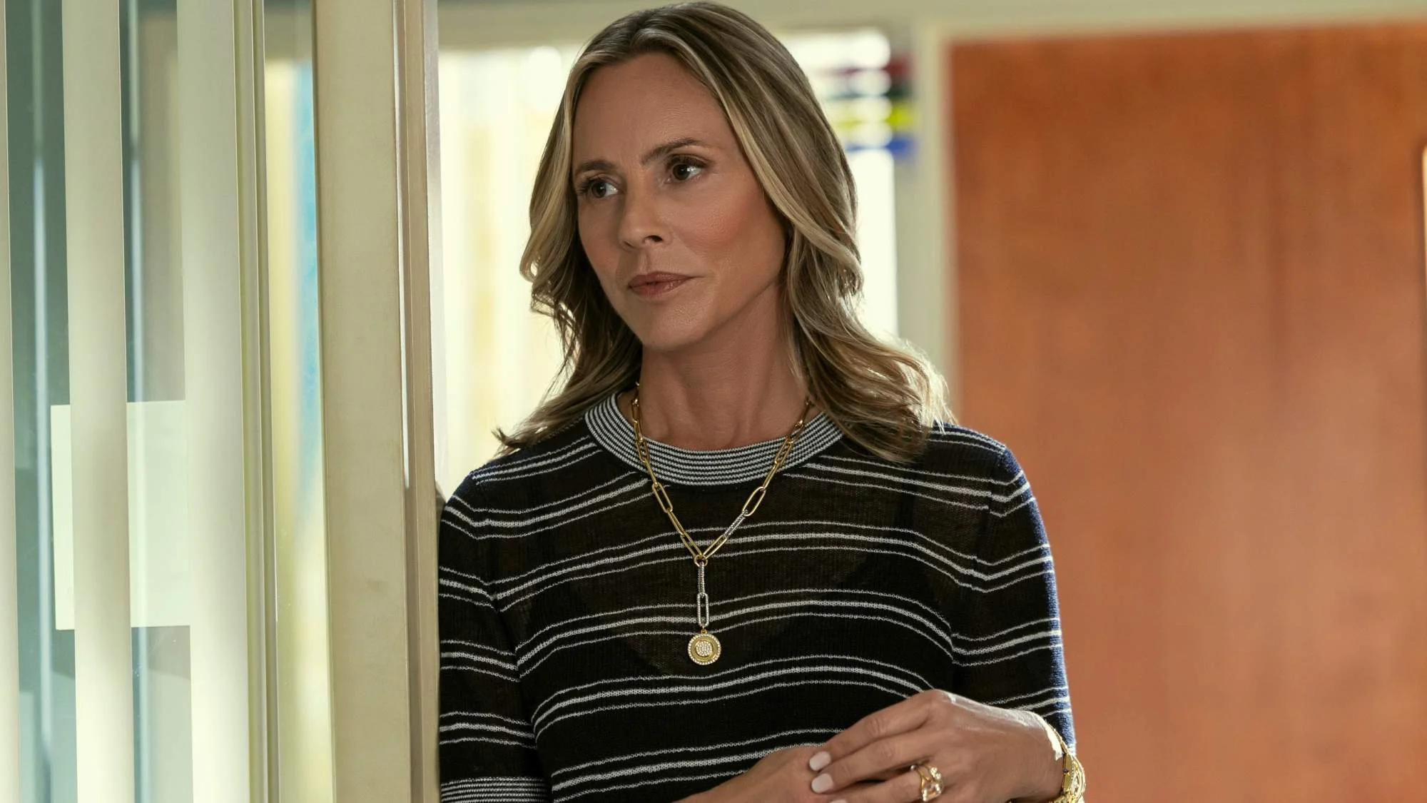 Maria Bello auf einem Szenenfoto aus „The Waterfront“