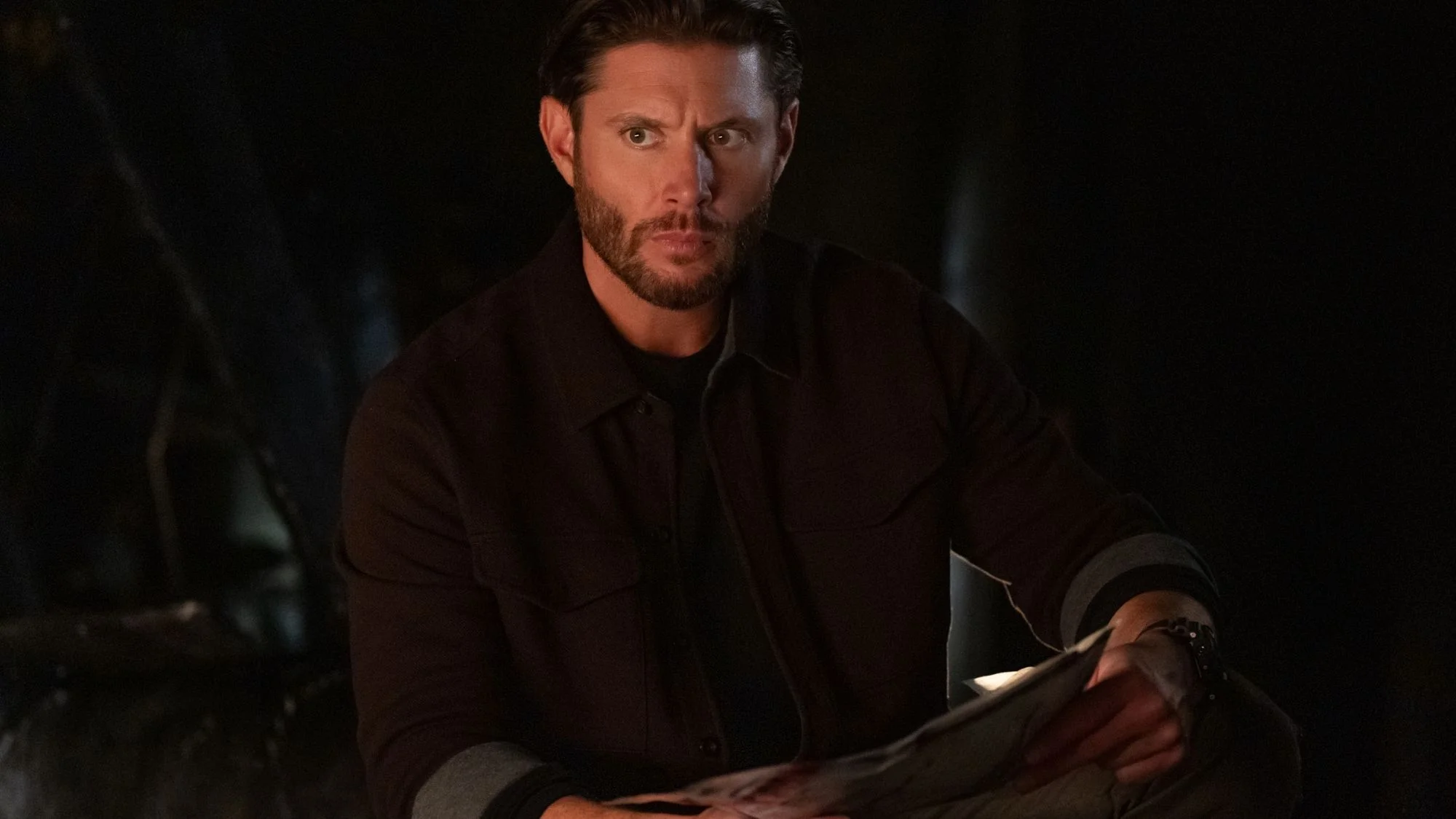Jensen Ackles auf einem Szenenfoto aus der Serie „Countdown“