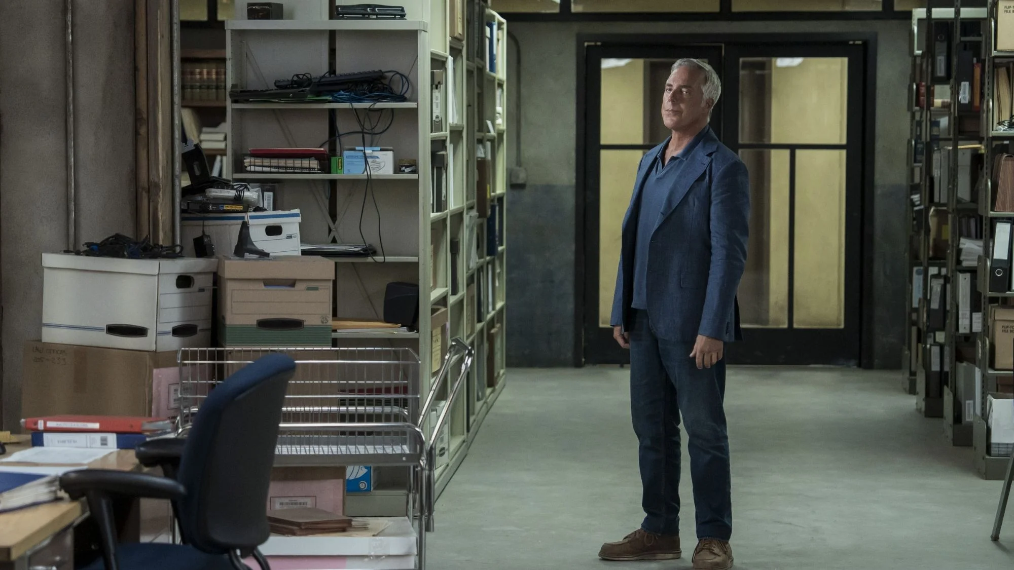Titus Welliver auf einem Szenenfoto aus der Serie „Ballard“