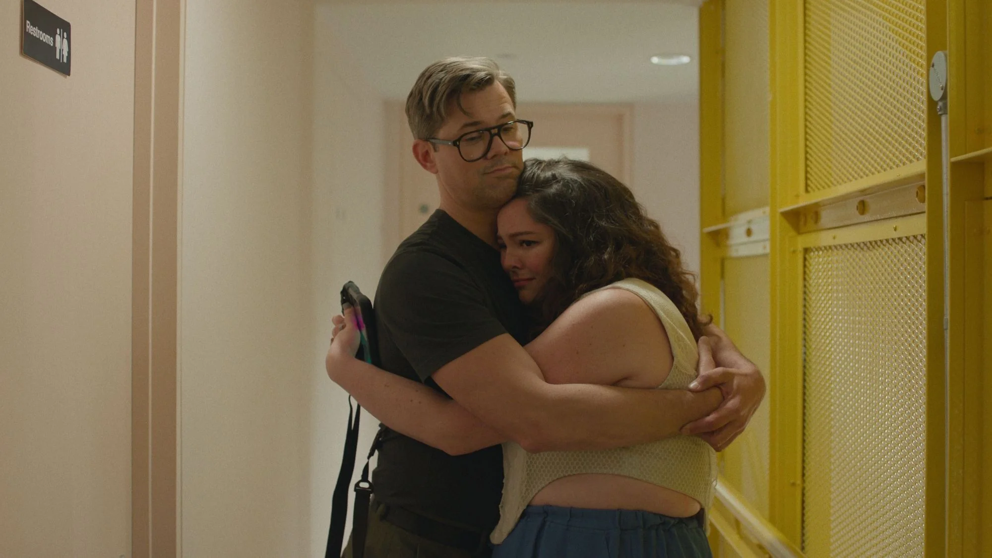 Megan Stalter und Andrew Rannells aif einem Szenenfoto aus der Serie „Too Much“